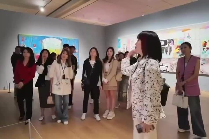 蔡依珊（前排左三）、曾馨瑩（前排左四）認真聽翁美慧導覽。（翻攝蔡依珊臉書）