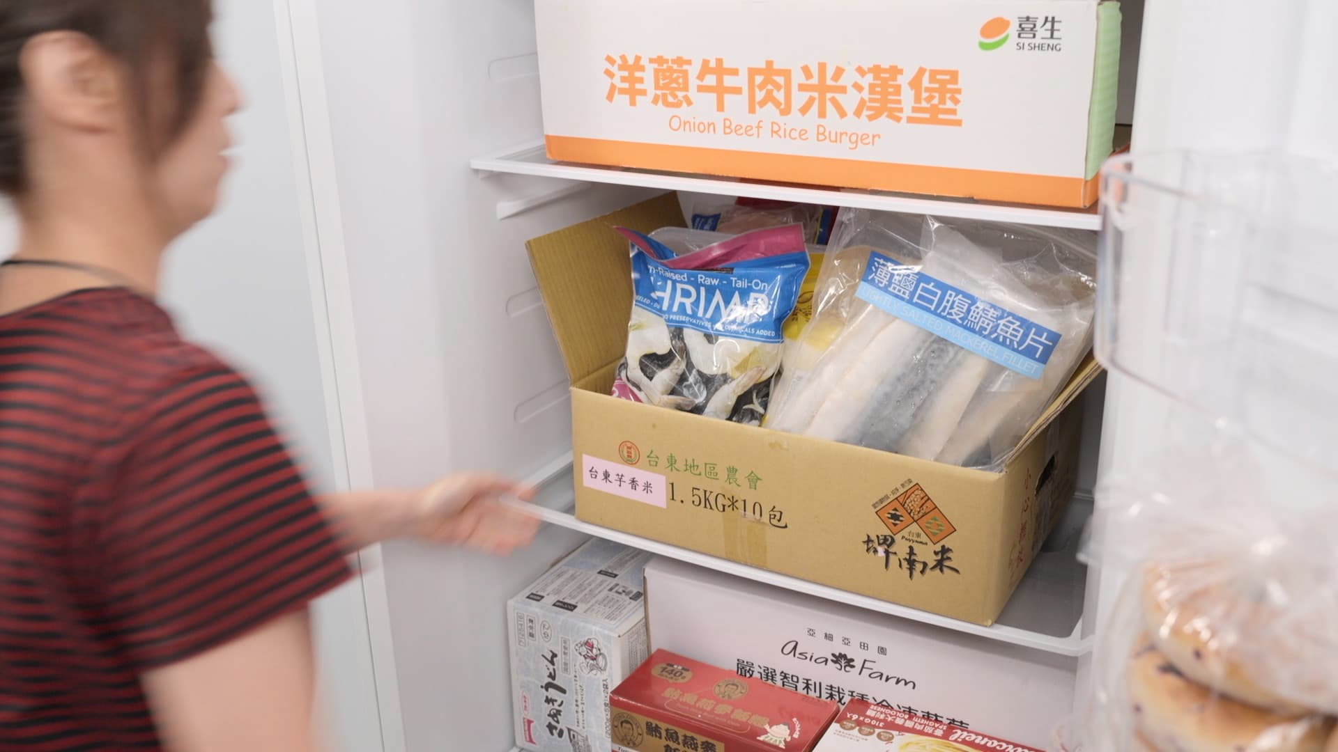 超大容量與自由調整的層板隔間設計，食材買回直接整箱放入急凍也不是問題！