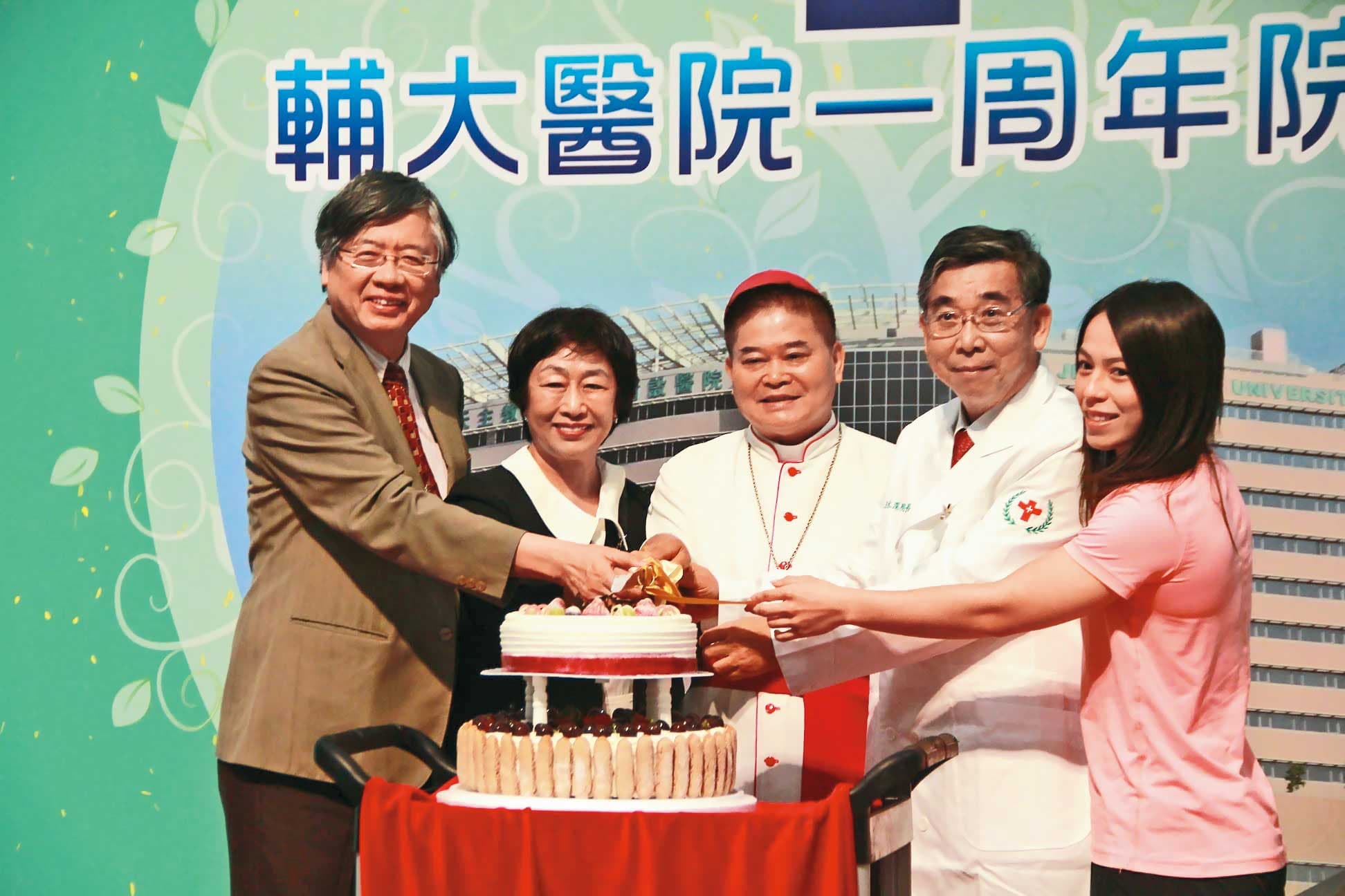 舉重金牌國手郭婞淳（右1）不但在輔大任教，還受邀擔任輔大醫院的健康大使。（翻攝輔大醫院臉書）