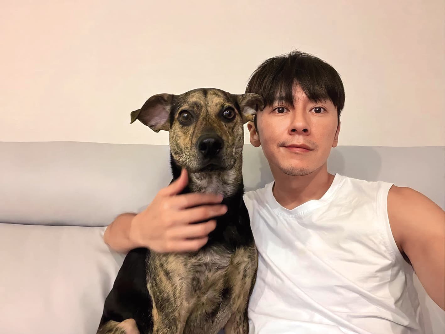 李國毅先養了狗兒子威廉，因為與太太一起照顧狗狗，才讓他動念想要結婚並公開。（翻攝自李國毅IG）