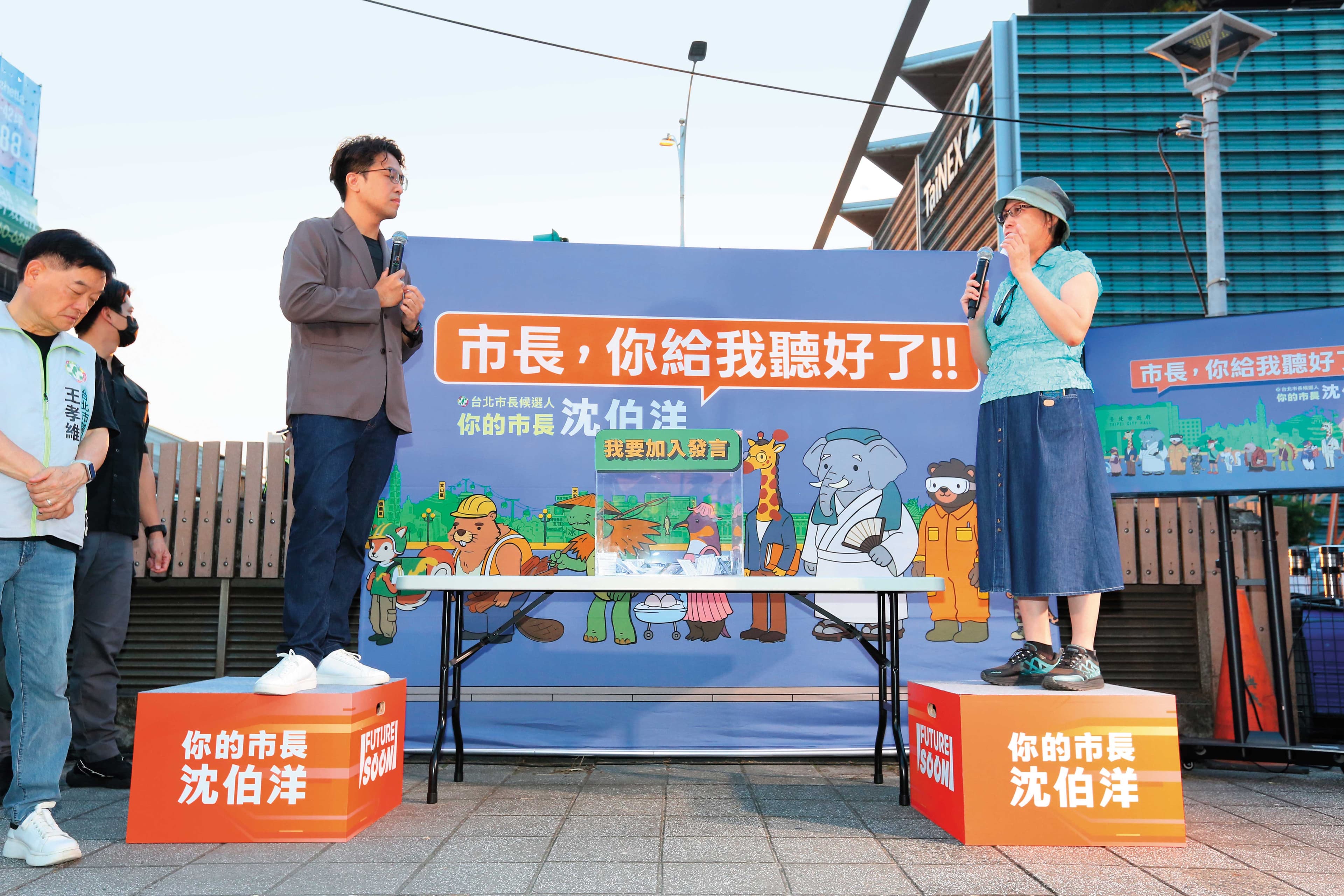 沈伯洋（左）在北市街頭直面民眾談政策，吸引中間選民。（鏡報姜永年）