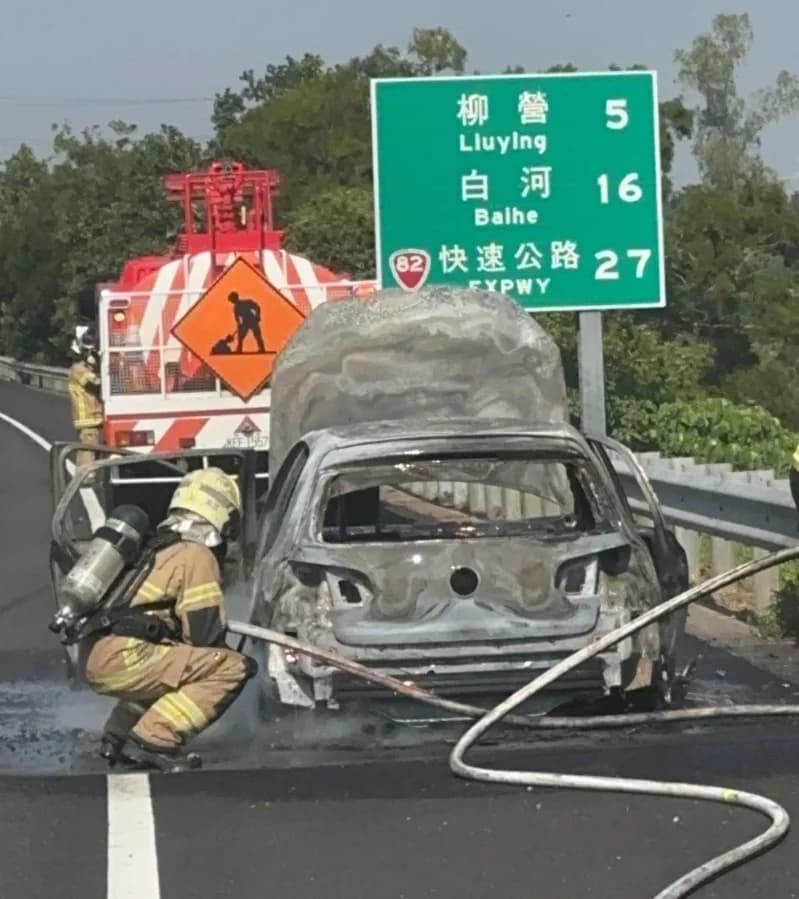 這輛車也被燒得僅剩車體骨架殘骸。（翻攝畫面）