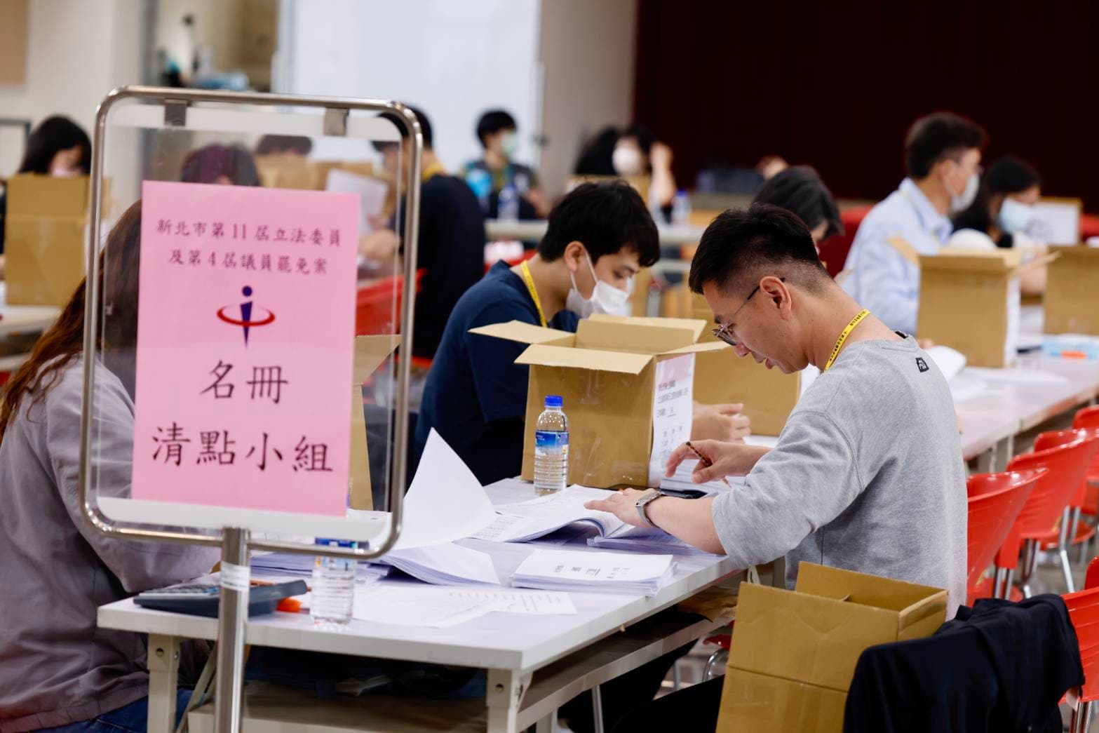 新北選委會清點葉元之罷免案的二階連署書。