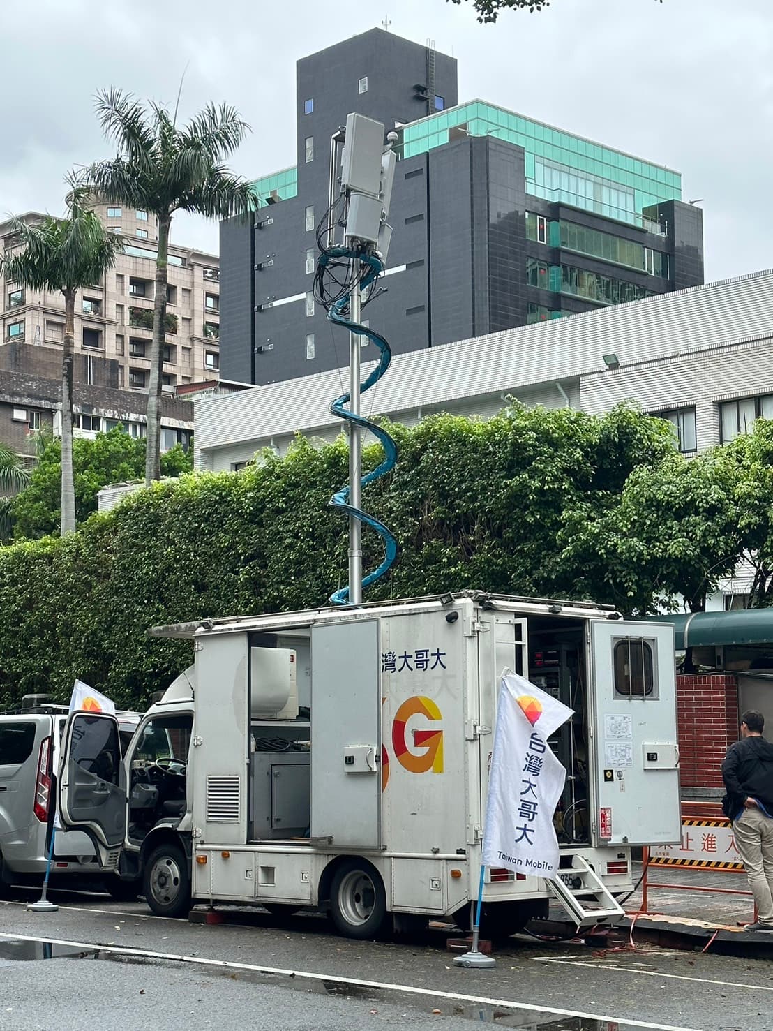 賴士葆指出，包括17、21、24、28日等群眾抗議的日子，中華電、台哥大都出動多台行動基地車到立法院附近。（賴士葆國會辦公室提供）