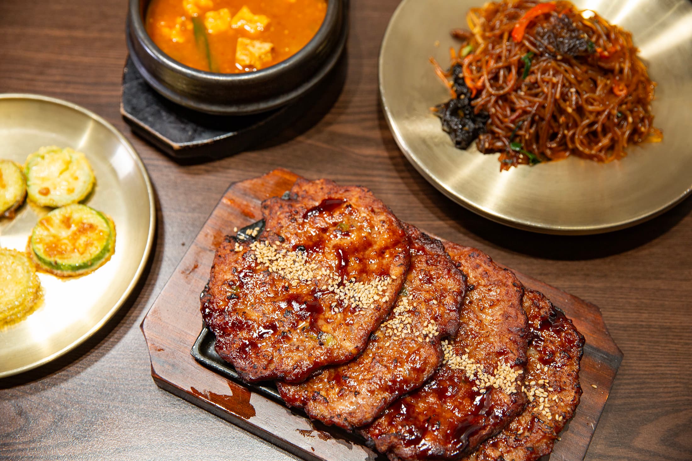 除了招牌大麥飯，香氣十足的「烤牛肉餅」（下，16,000韓元／4片，約NT$330）也是不少饕客必點組合。