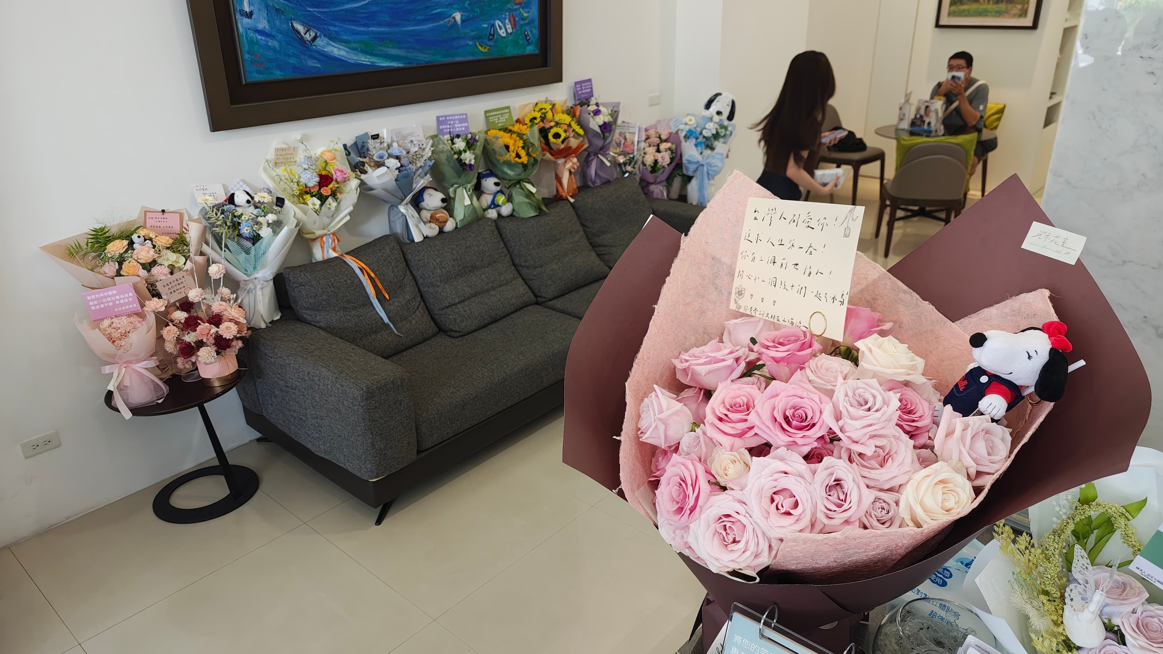 王瑞德也送花祝福。