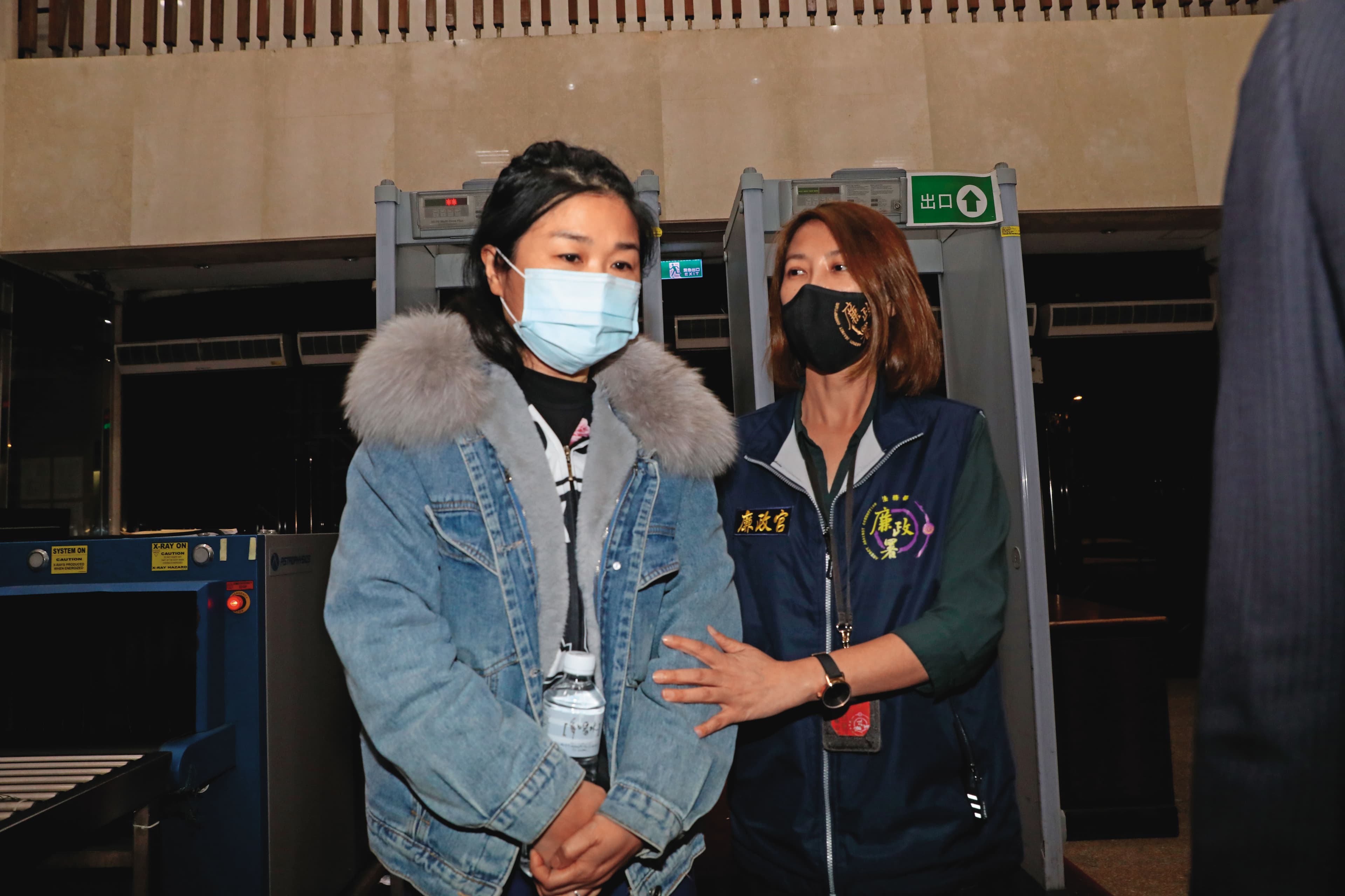 陳重文的妻子白惠萍（左）被懷疑是大帳房，以200萬元交保。