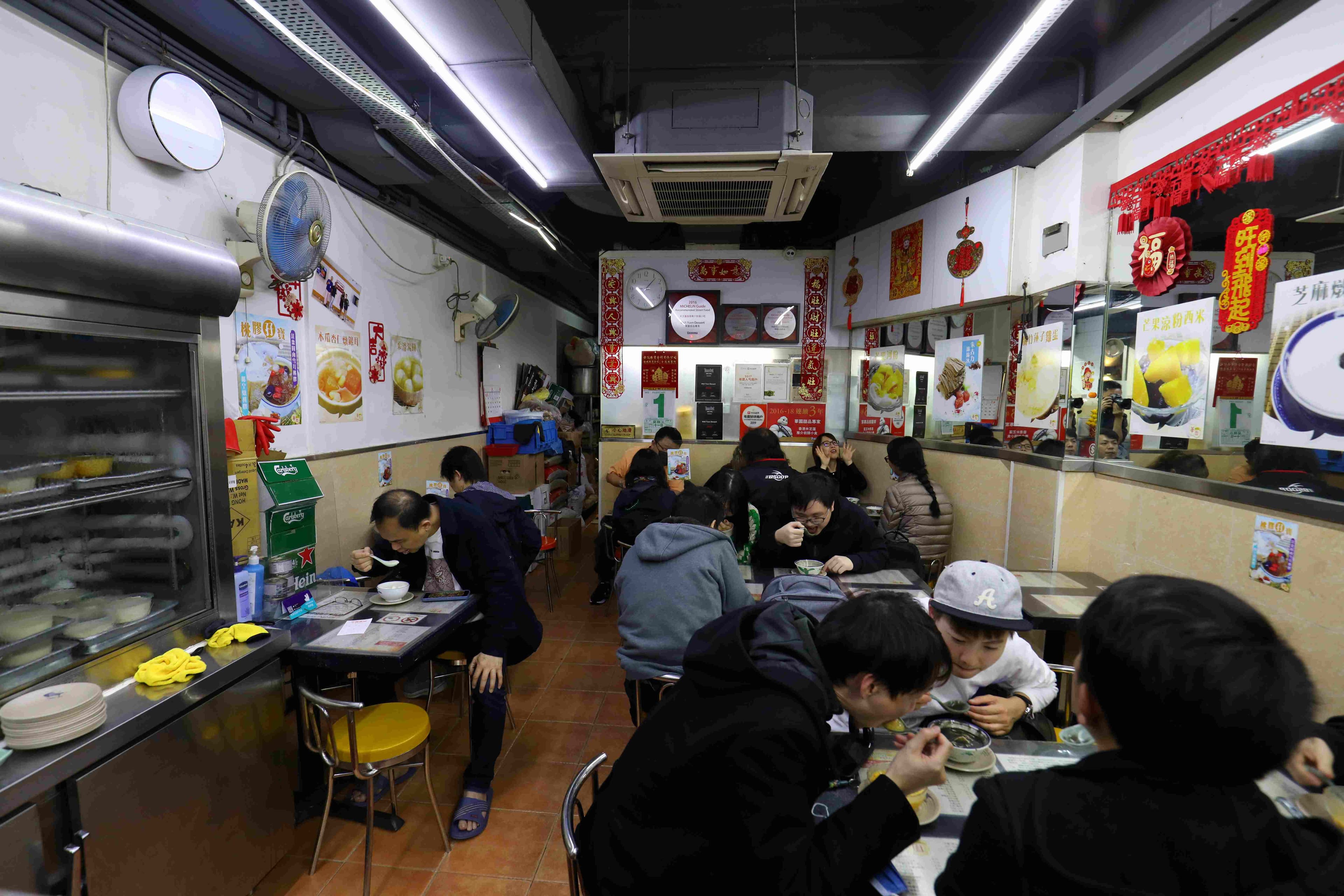 糖水文化在香港自成一格，糖水店幾乎都開張到半夜，「華園甜品專家」也是如此。