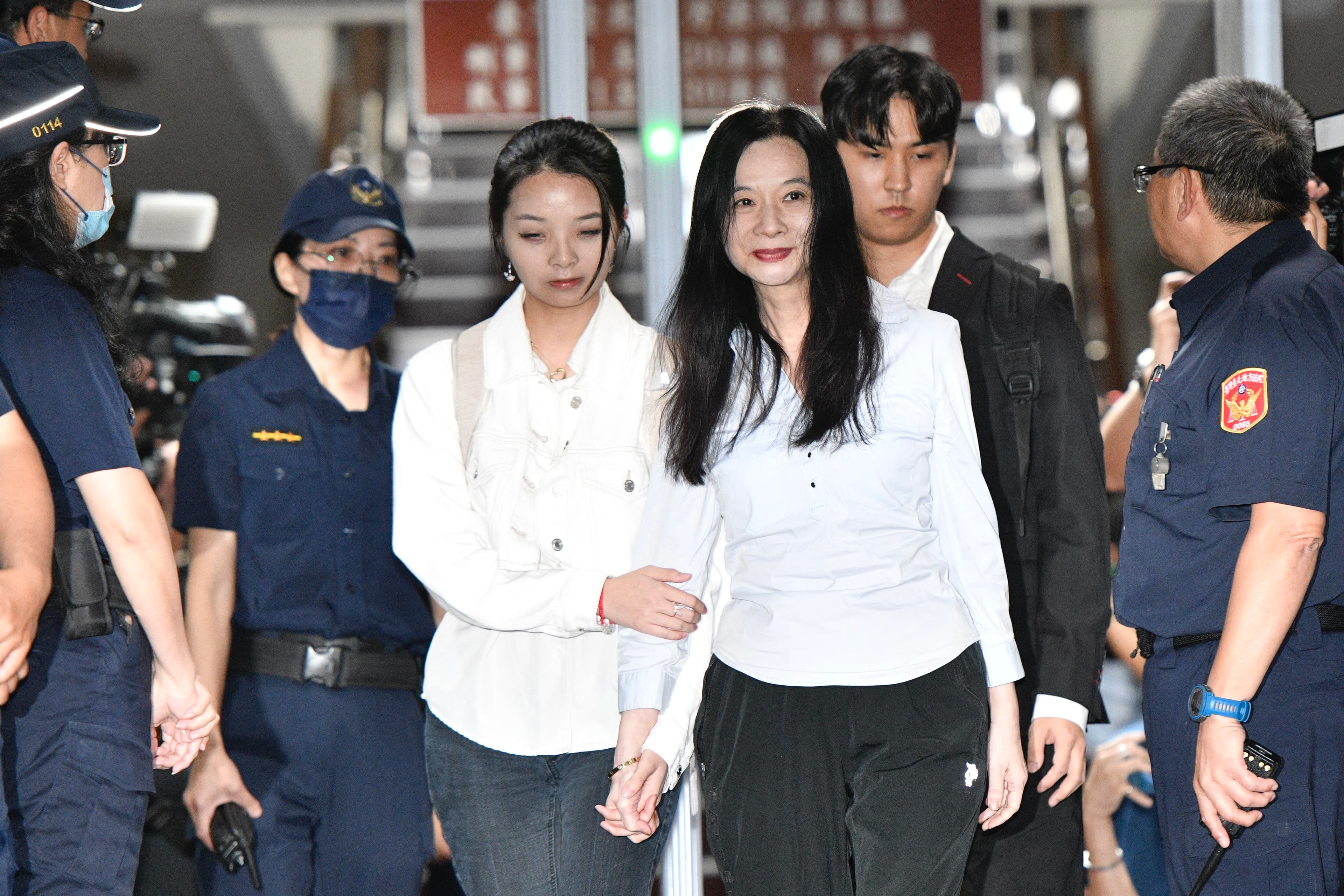 應曉薇和女兒一起出庭。（鏡報李智為攝）