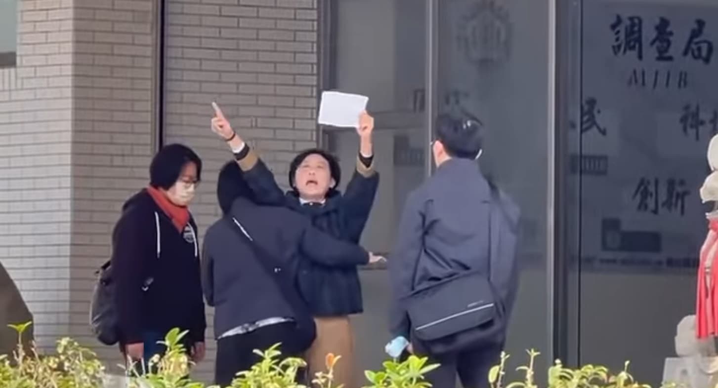 民進黨立委林岱樺今被調查人員帶到調查局南機組時，並對著媒體攝影機狂喊，「政治干預司法、司法干預初選」。（翻攝自林岱樺臉書）