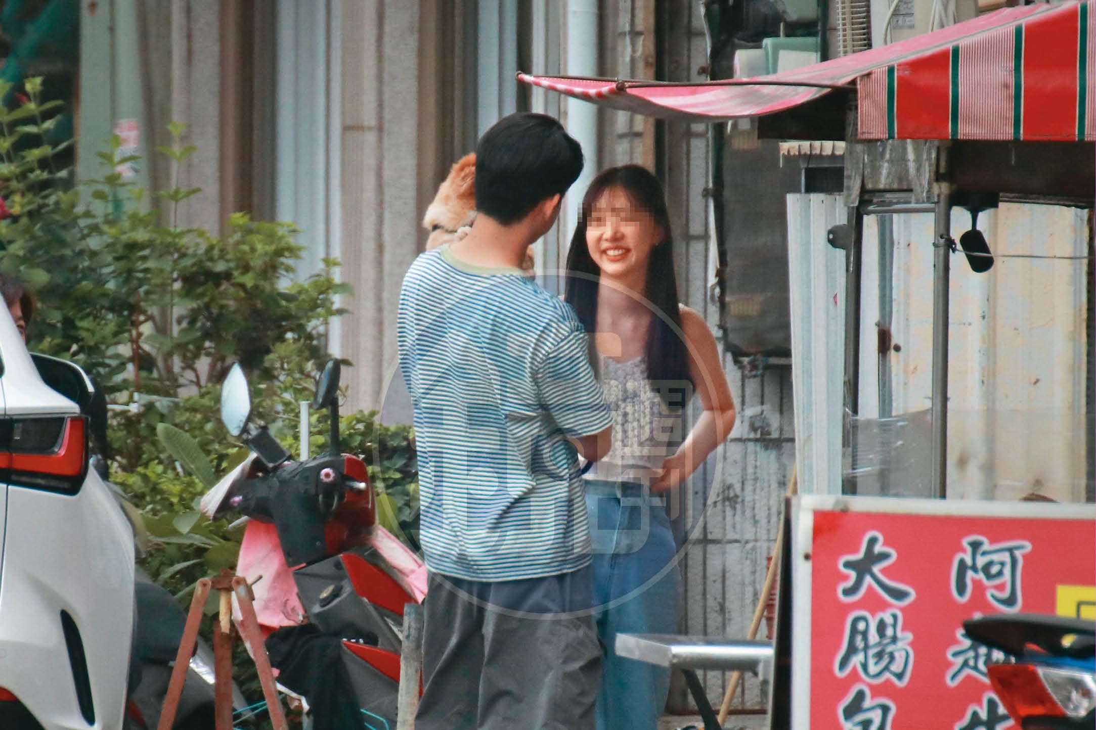 2026/06/23　12：45本刊直擊，許芊芊婚姻幸福，老公常接她上、下班，休假還帶她去墾丁玩，途中買大腸包小腸。
