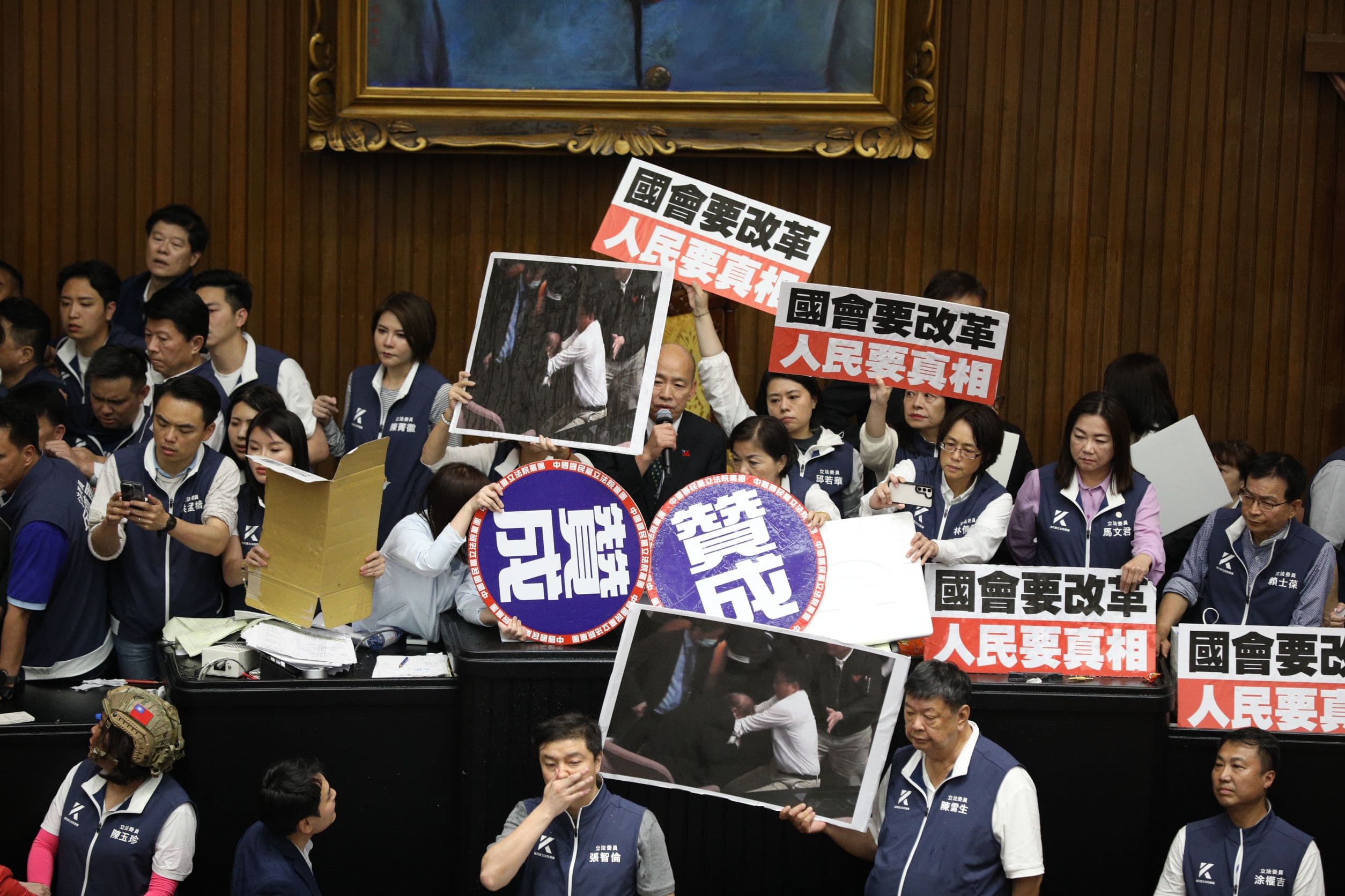 昨日議場藍綠大混戰，馬文君（右2）也在主席台。