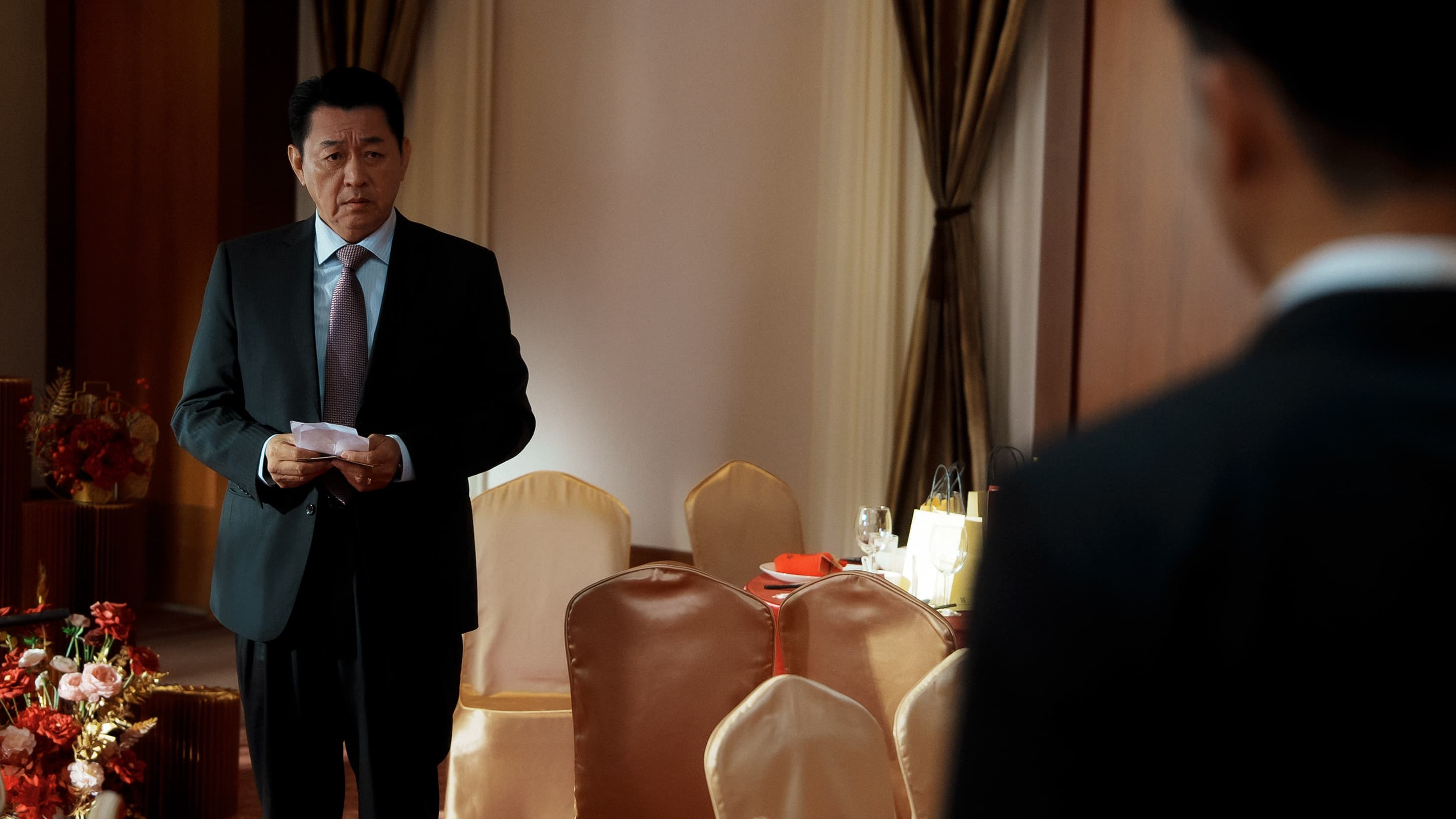 被劉冠廷形容「光看到背影就忍不住掉眼淚」的庹宗華，角色偏沉重壓抑，和劉冠廷有大量矛盾衝突戲。(水花電影)