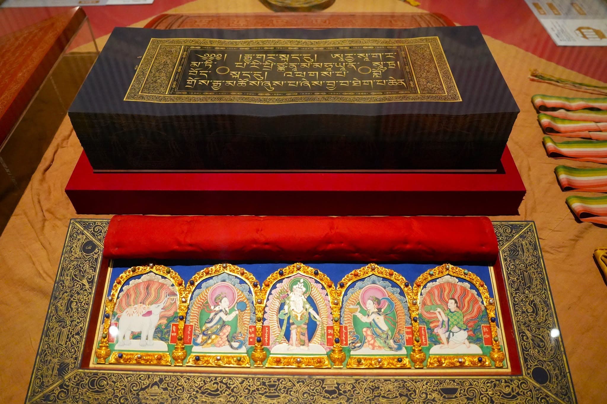 內上護經板與磁青經葉。（翻攝國立故宮博物院南部院區 臉書）