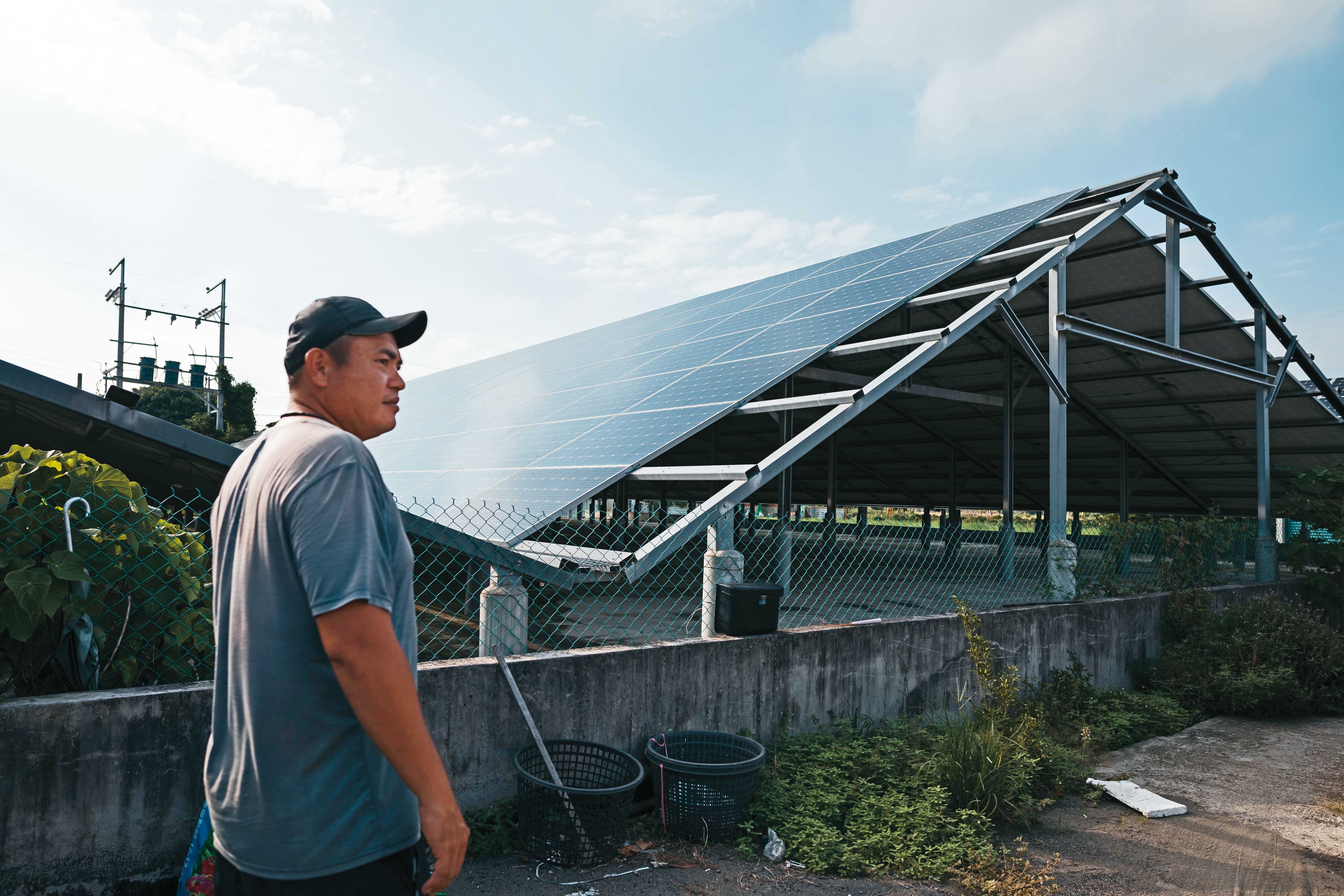 陳宥霖帶我們來到村裡第一座地面型光電場，疑似有問題的逆變器發出刺耳的滋滋聲讓居民困擾不已，也因此對光電更反感。
