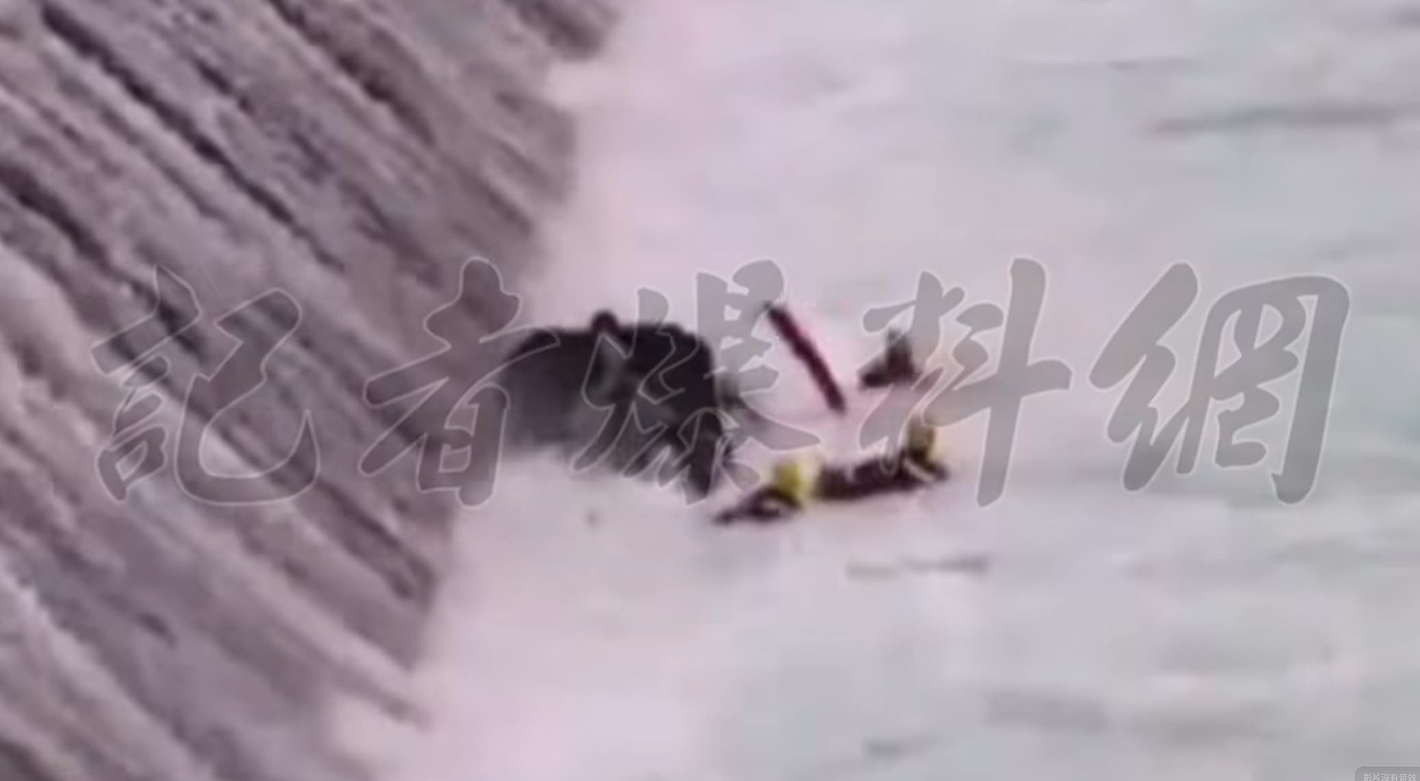警消獲報來到廣興橋下搜救溺水民眾，卻不幸翻覆落水。（翻攝自記者爆料網）
