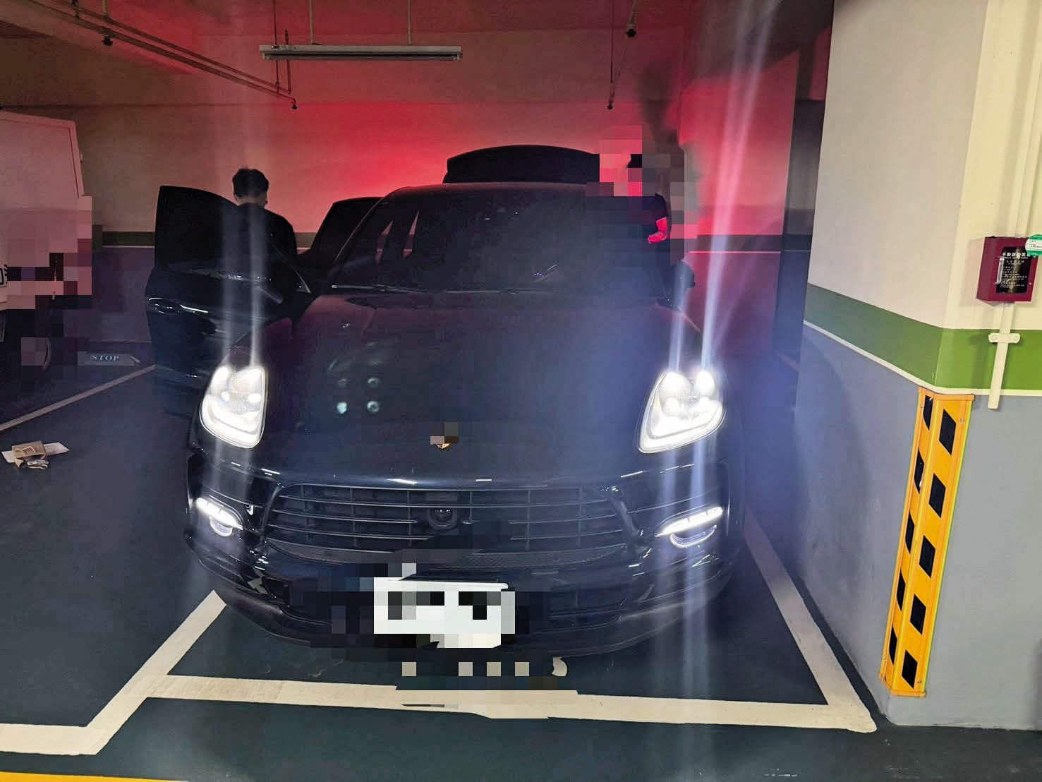 資訊公司掛名負責人的保時捷休旅車遭海巡署查扣，專案小組正擴大追查幕後共犯。（海巡署提供）