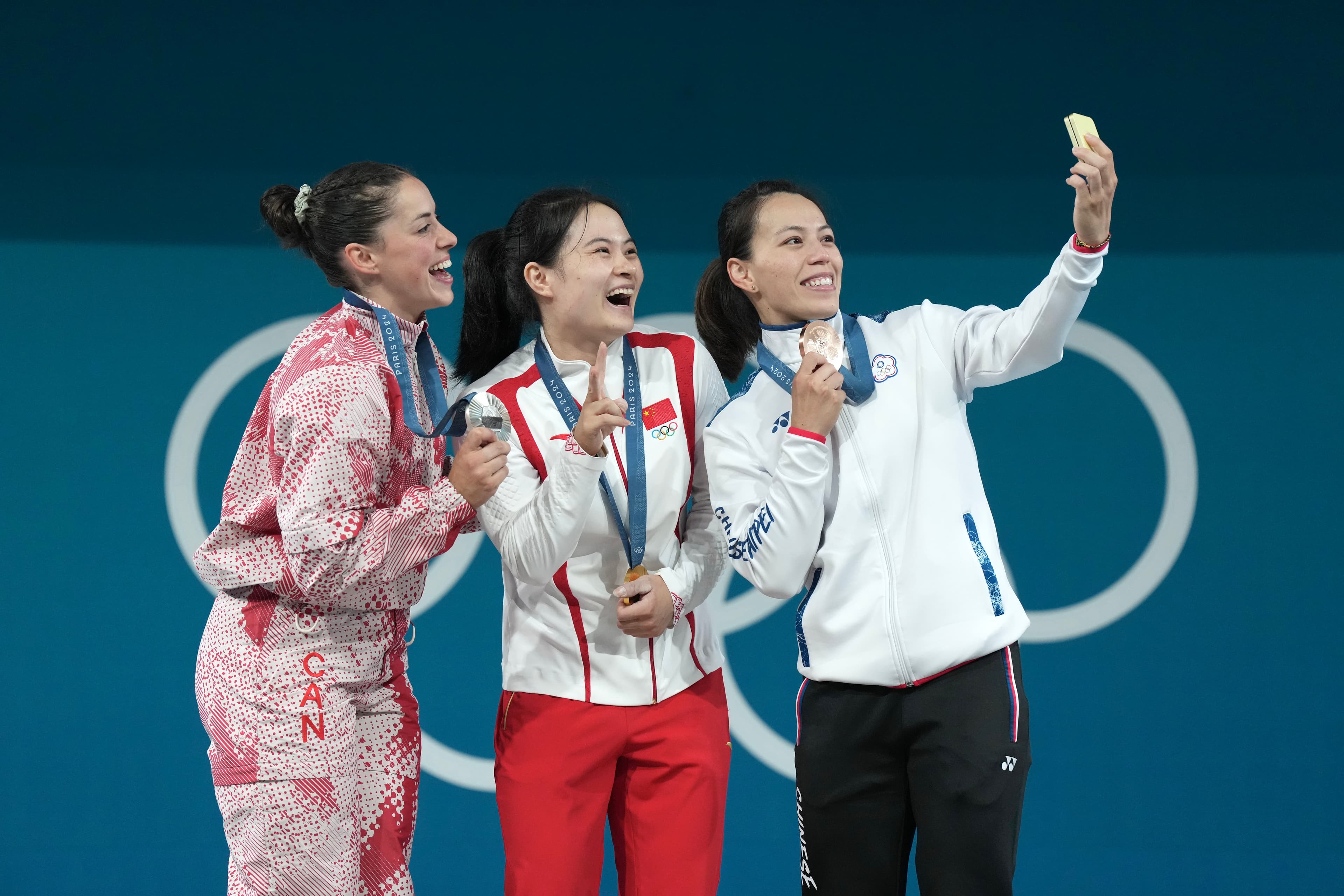 郭婞淳（右）在頒獎台上與中國選手羅詩芳（中）、加拿大選手沙朗（左）開心合影。（中華奧會提供）