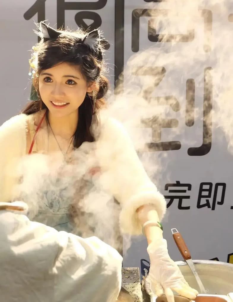 狗頭蘿莉後來轉戰賣煎餅，每天可淨賺上千元。（翻攝微博）