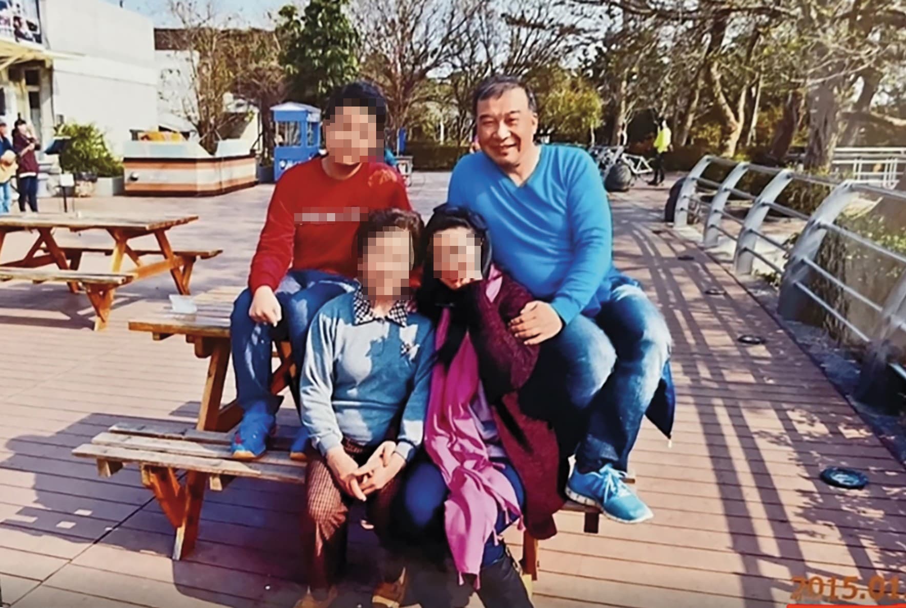 林正雄（右上）、施小姐（右下）、兒子（左上）和林母（左下）曾三代同堂出遊，關係良好。（讀者提供） 