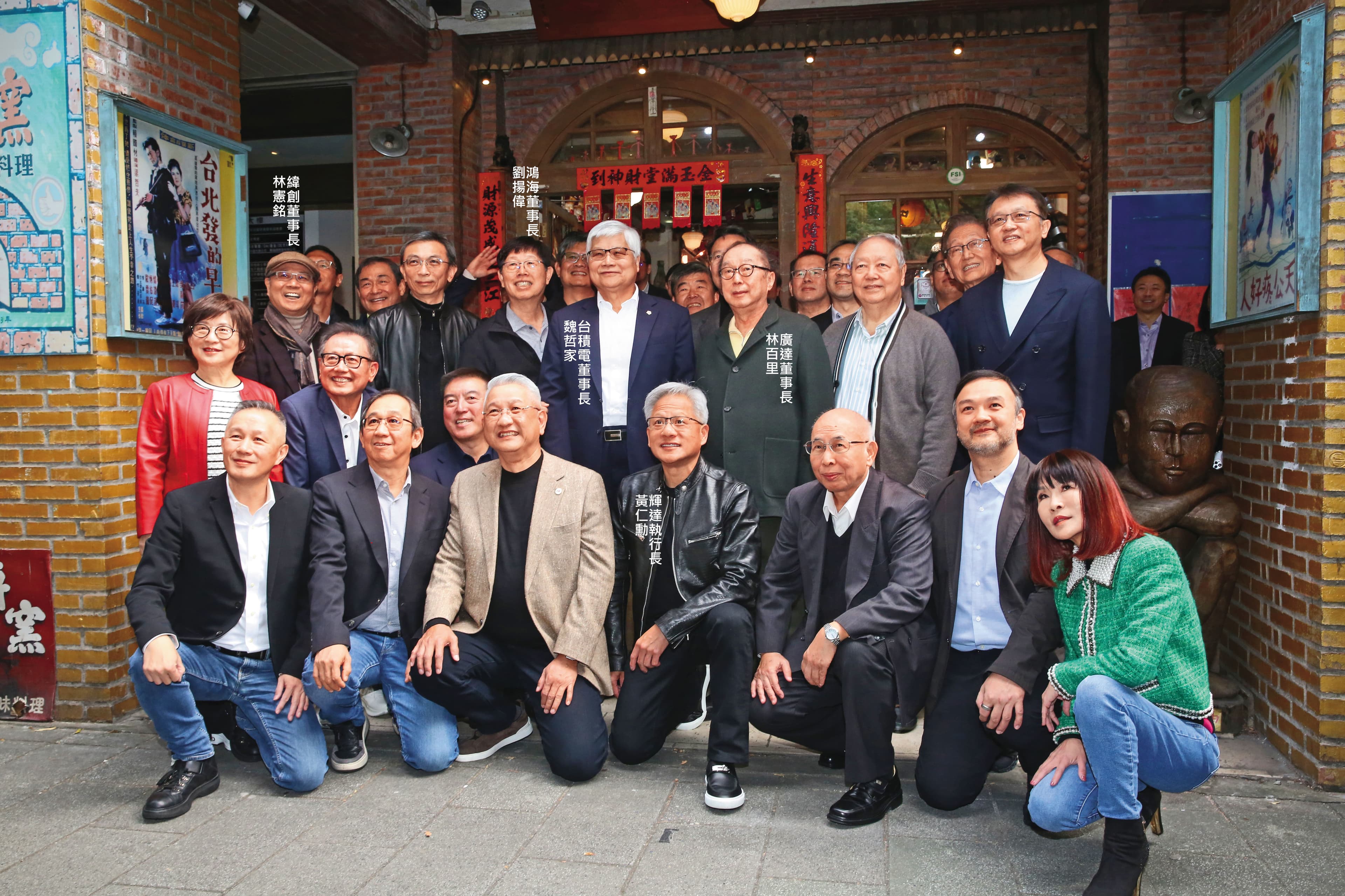 政府多次拜託赴美設廠的電子業大老闆相助，給美方一個投資大禮。