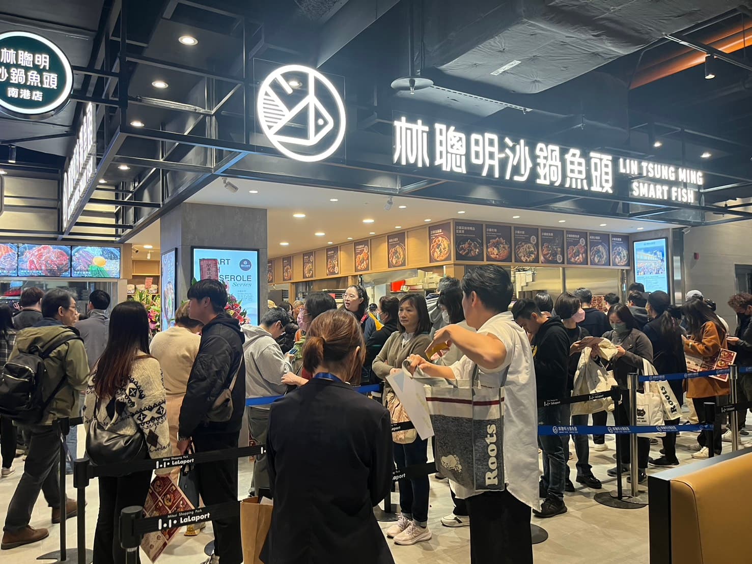 南港LaLaport美食街下午有店鋪的鐵捲門突然降下，據傳是林聰明沙鍋魚頭附近的店鋪。