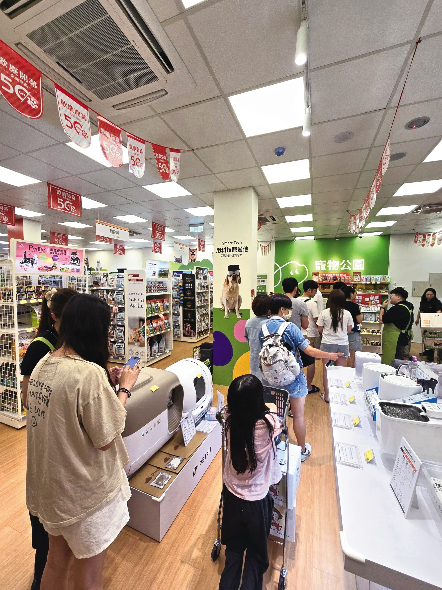 台灣寵物登記數量遠超過新生兒，寵物市場年產值上看七百多億元，是企業集團搶攻的新藍海。（萬達寵物提供）