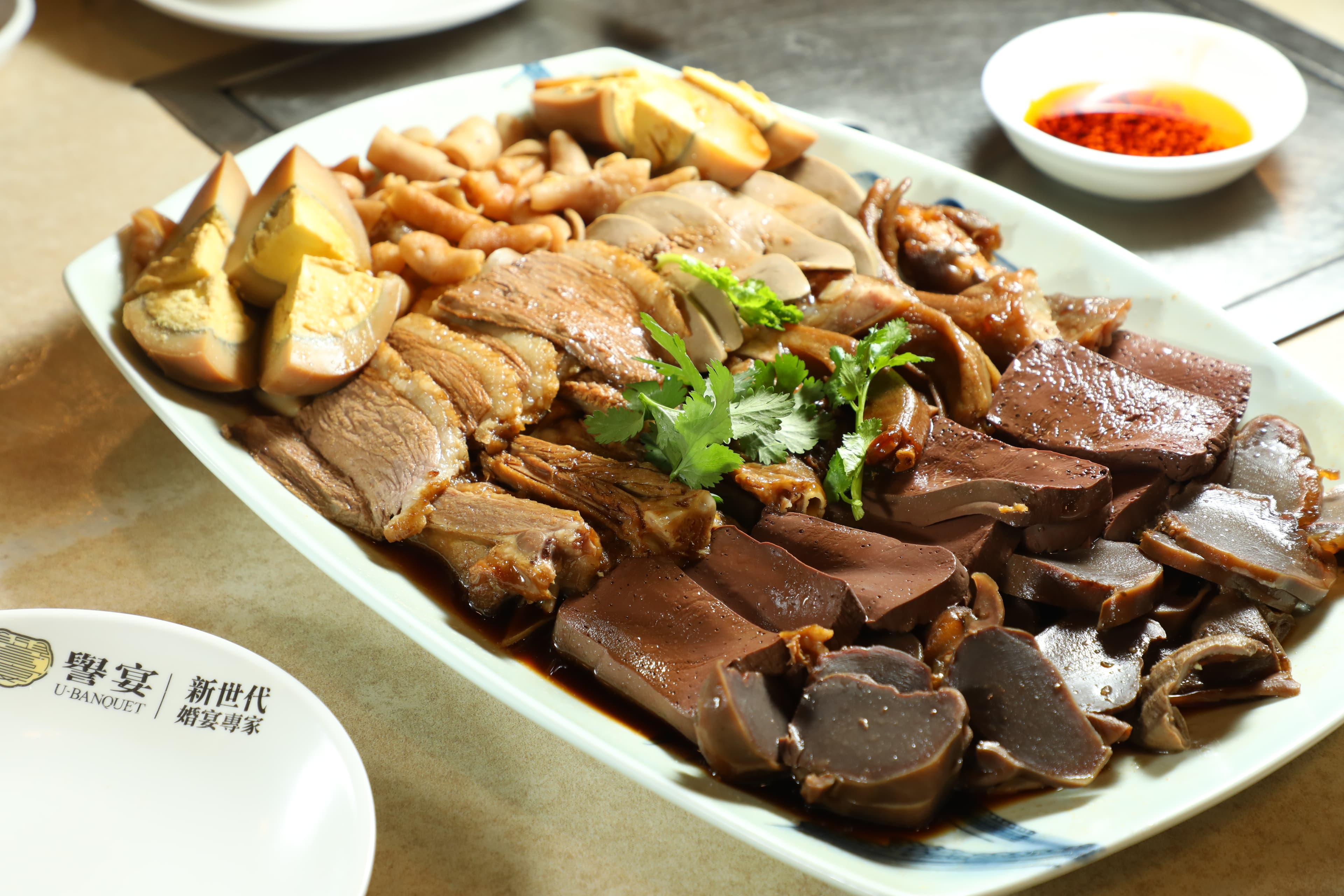 滷水是潮州打冷必點菜式，拼盤可依喜好自由組合，「鵝片」（港幣 158元／份）、「豬紅」（港幣70元／份）都是老饕最愛。
