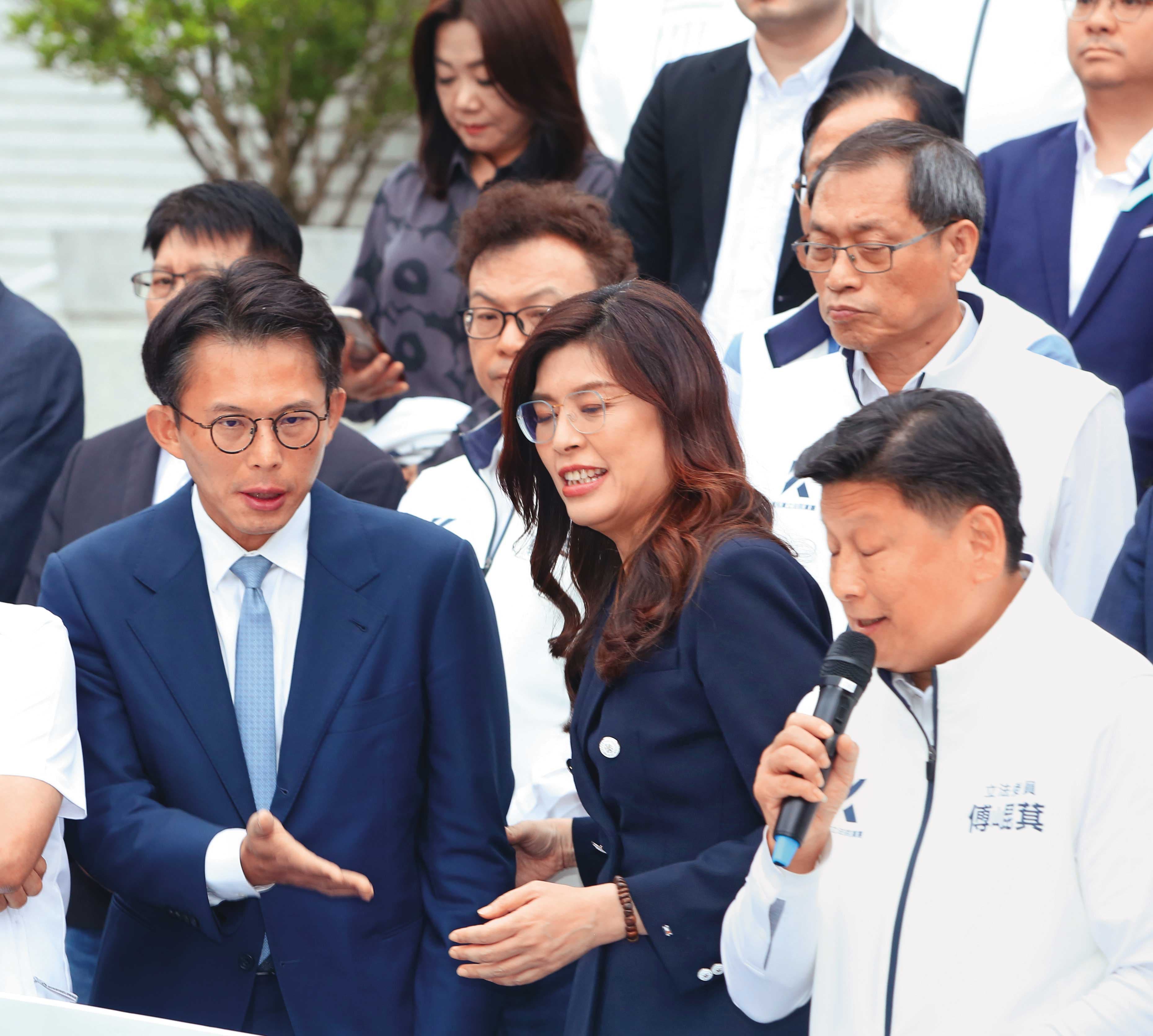 國民黨新北市長參選人李四川選情隱憂浮現，藍營委託的民調連3個月雖領先，但青年族群、板橋票倉都遭對手蘇巧慧反超。（鏡報李智為）