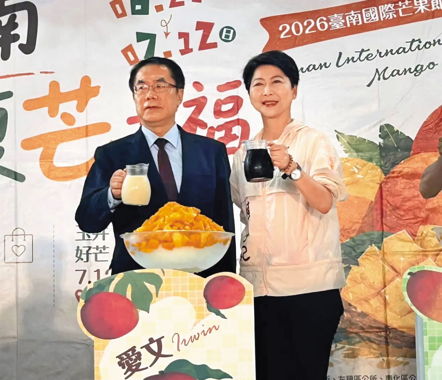 陳亭妃（右）強調要延續賴清德、黃偉哲（左）在台南執政的基礎，串聯點線面完整都市發展藍圖。（翻攝陳亭妃臉書）