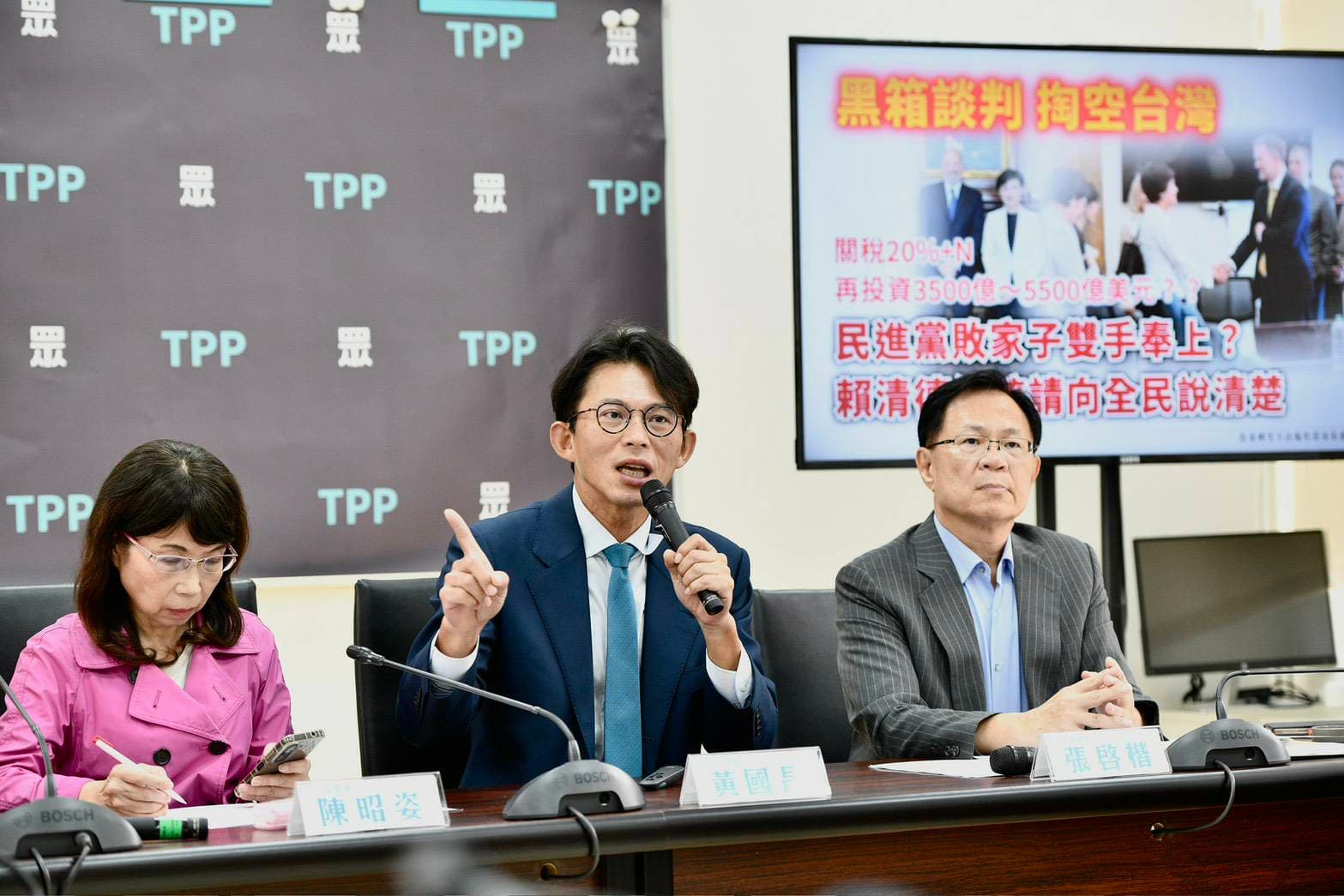 民眾黨團召開記者會砲轟民進黨，並稱總預算案延宕是因為行政院「違法亂紀」。（鏡報李智為）