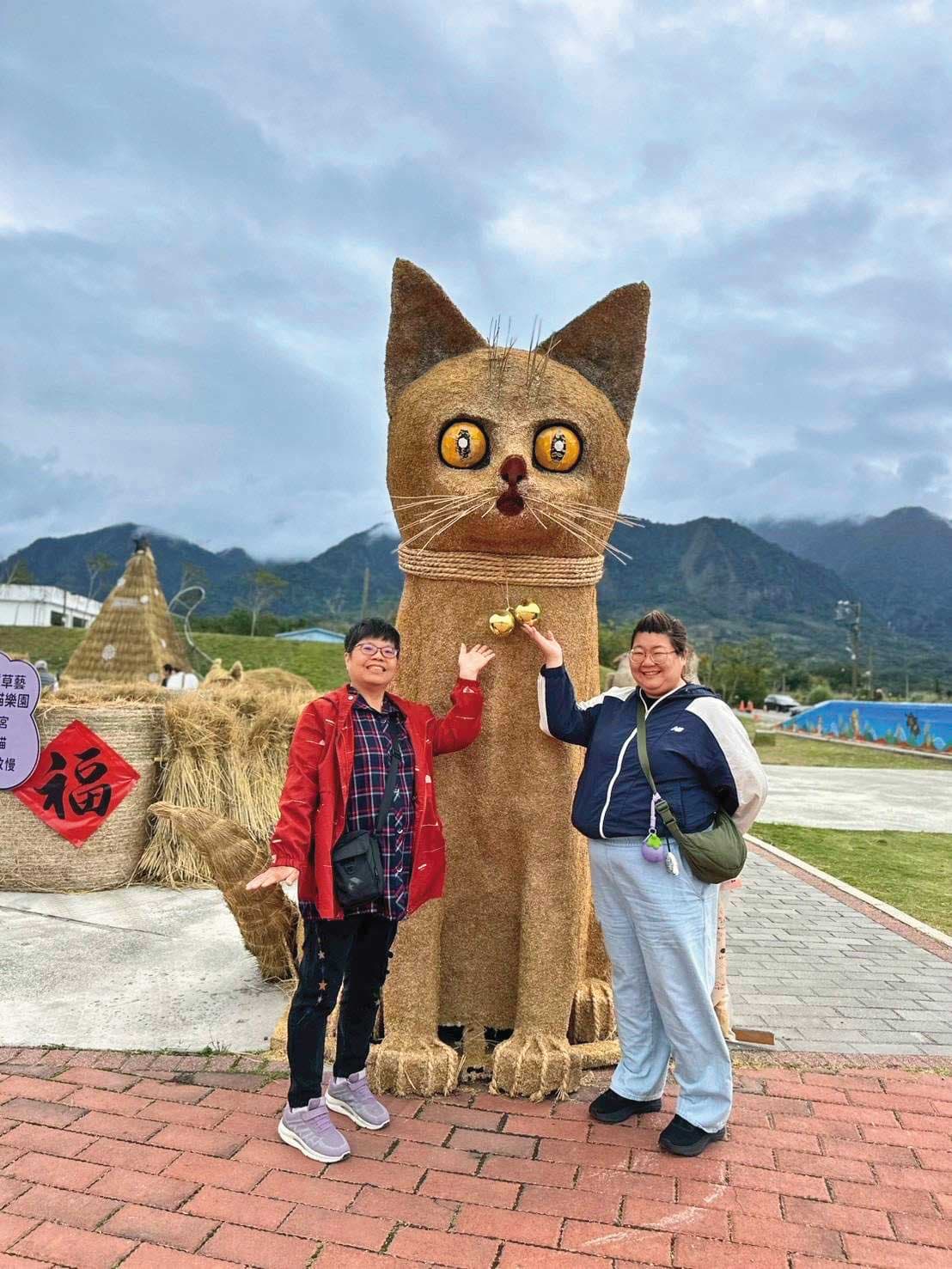 離婚後鄭金雀（左）每年都會跟兒女出國，其長女是知名作家張慧慈（右）。（鄭金雀提供）