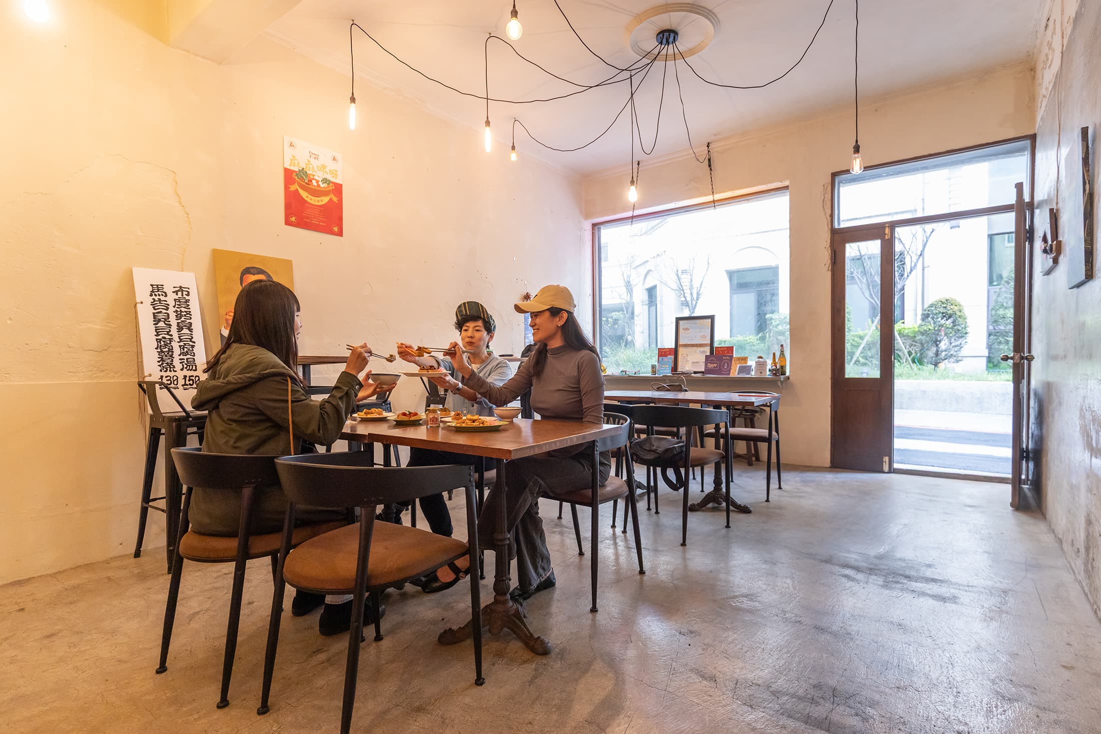 Fancy Tofu的店面原先是一間咖啡館，充滿藝文氣息的裝潢，有別於一般街頭小吃的用餐氛圍。