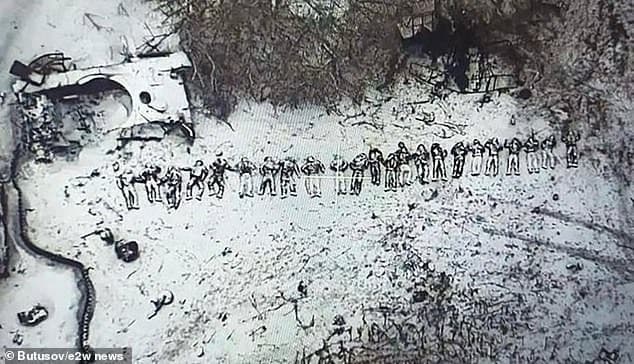 至少有20具北韓大兵遺體，被丟棄在冰天雪地中。（翻自《每日郵報》）