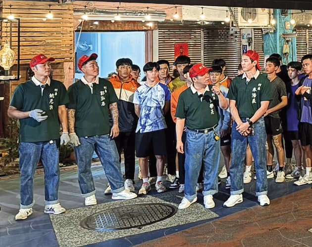姚元浩（前排左起）、郭泓志、卜學亮與禾浩辰錄製《我的明星村長》，大陣仗找來許多學生入鏡。（讀者提供）
