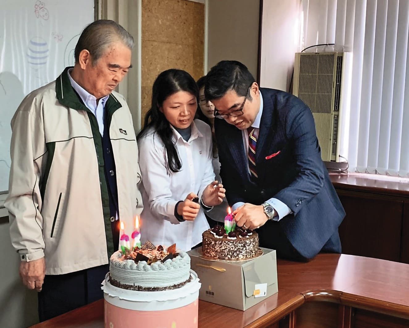 福懋油創辦人許忠明（左一）希望重振福懋油市場威望，傳給子孫（右一為兒子許逸群）繼續正常經營。（福懋油提供）