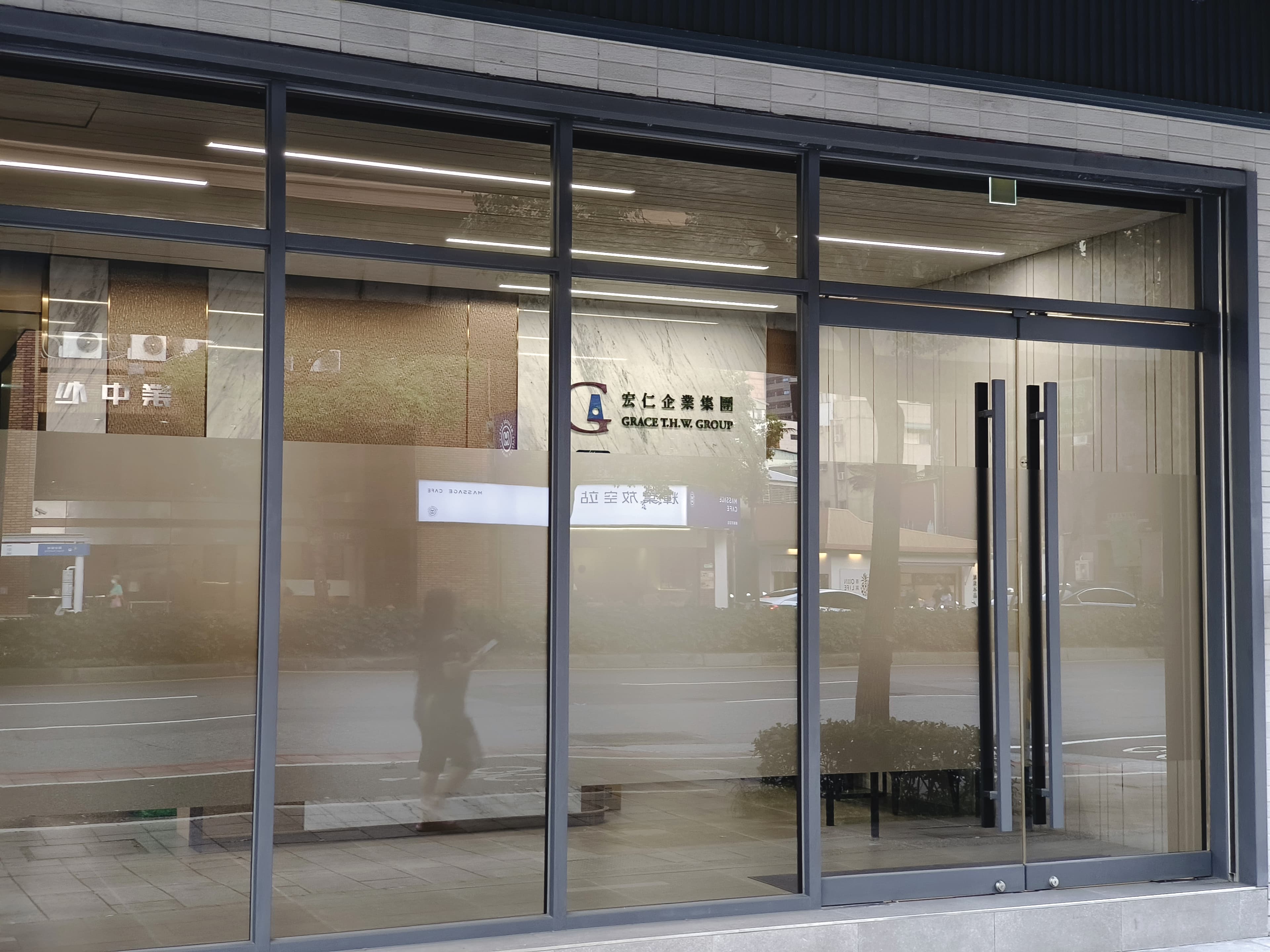 王文洋遭控在辦公室要求宋小姐脫衣撫摸並口交，雙方糾紛已鬧上法院。