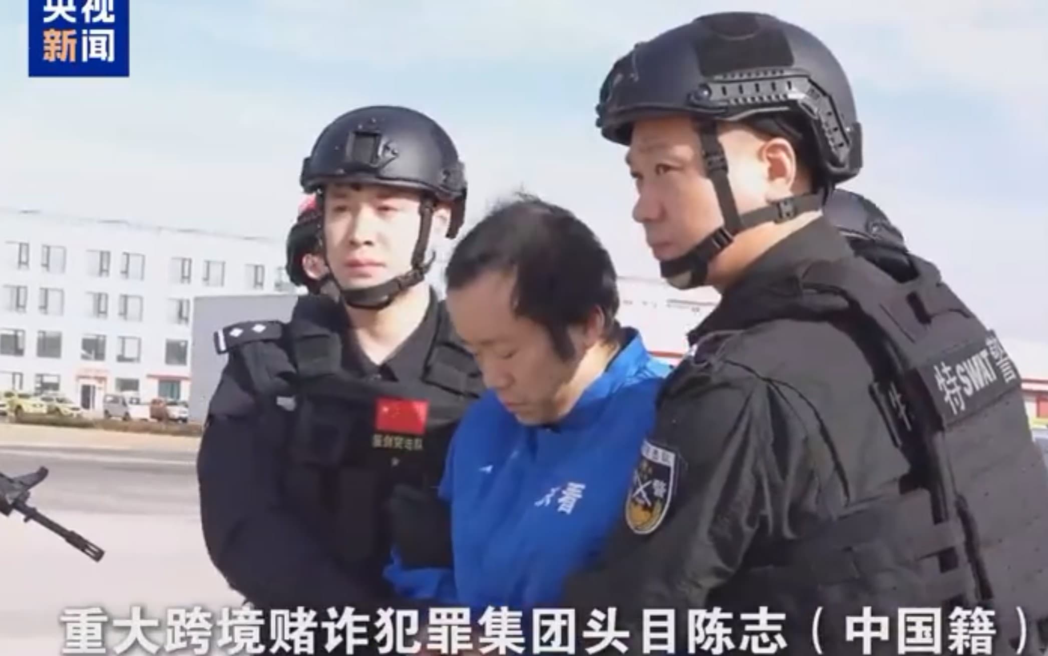 陳志下機後黑頭照被拿掉，低頭不發一語。（翻攝微博）