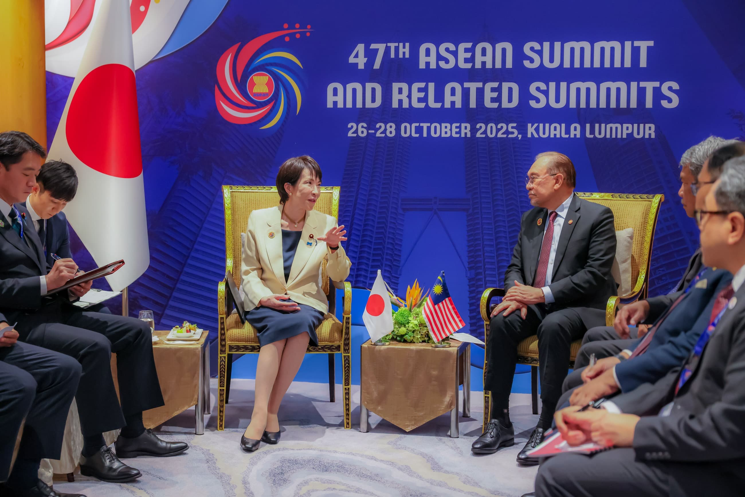 主辦國馬來西亞首相安華（右）特別向高市致意，幽默地說：「我的太太與女兒們都全力支持妳！」。（翻攝自高市早苗Ｘ）