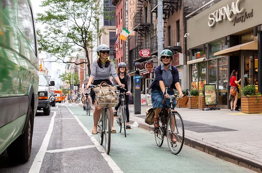 紐約道路設計率先採用保護型自行車道。（翻攝自nycstreetdesign.info）