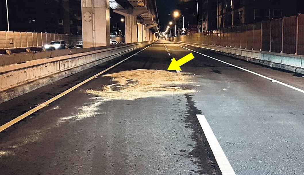 多元計程車司機丟包乘客致死案，疑點重重，引發各界高度關注。箭頭處為案發地。（翻攝畫面）