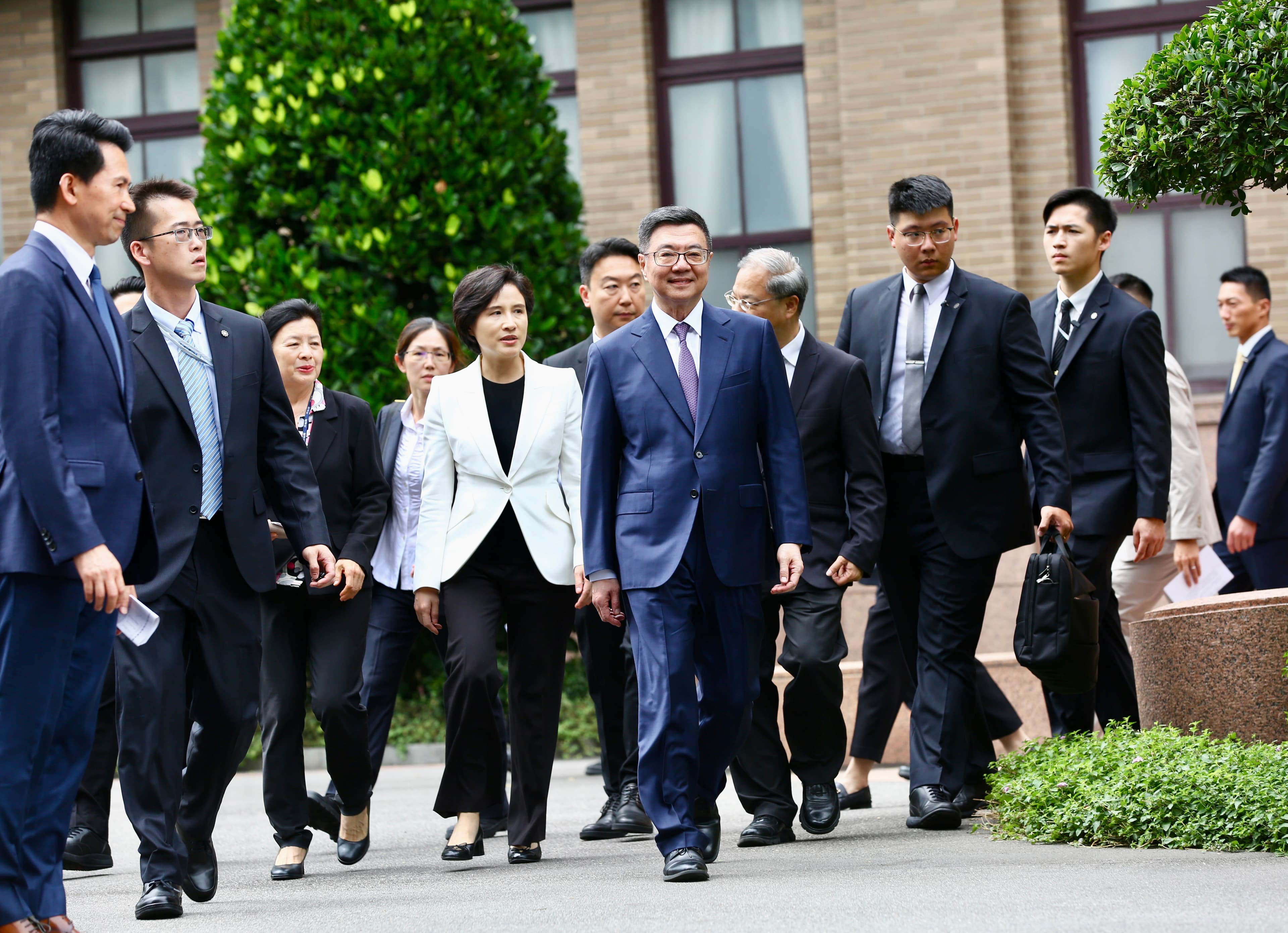行政院長卓榮泰將於中午偕副院長鄭麗君拜會韓國瑜。