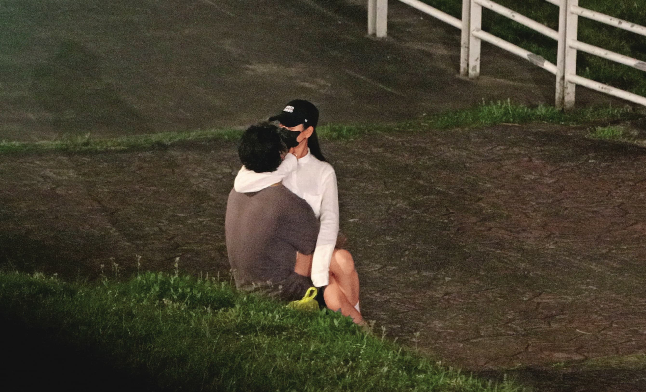 本刊曾經直擊，朱軒洋（左）和Cindy交往期間與吳卓源（右）在河濱公園約會。