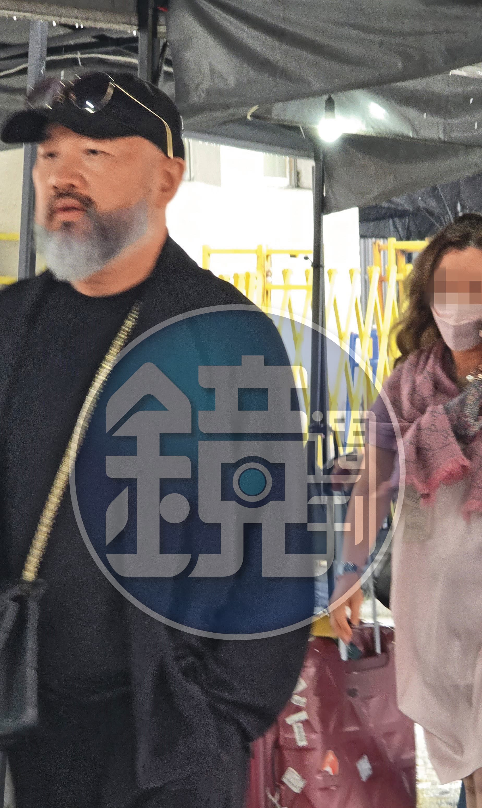 辛龍準備出關時，一旁有女性友人同行協助，經查是旅行社高層。