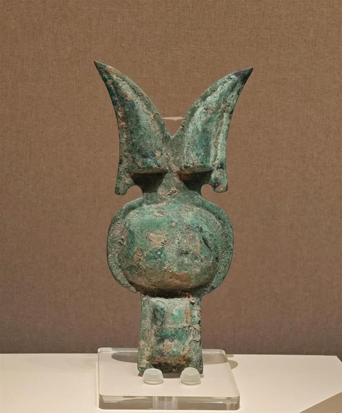 中國洛陽博物館內展出的「銅當盧」，高聳耳朵與臉型激似Labubu，被網友戲稱「祖宗現身」。（翻攝自極目新聞）