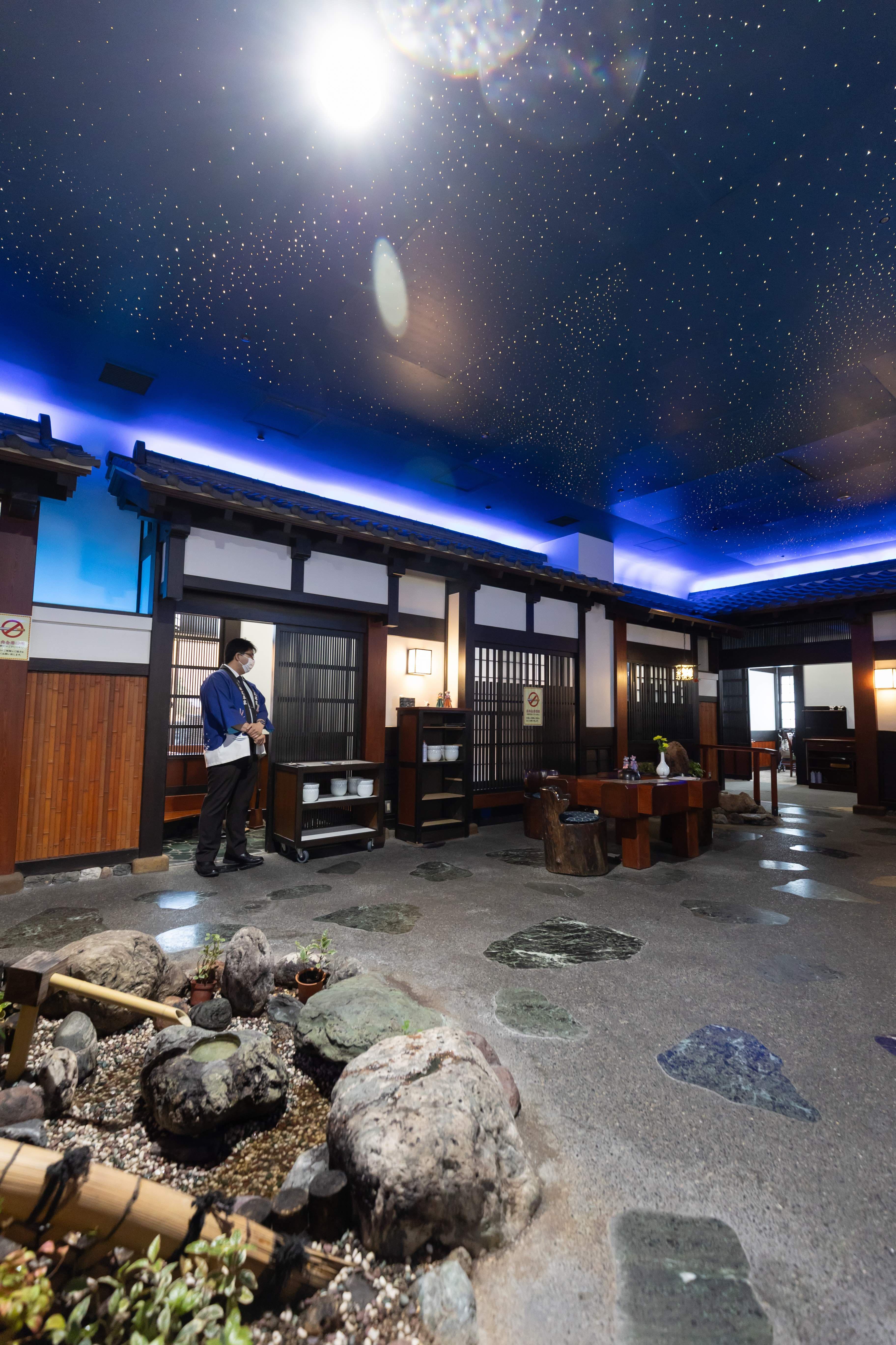 7層樓高的榮中央店,以典雅的和風空間迎賓,充滿昭和懷舊氛圍。