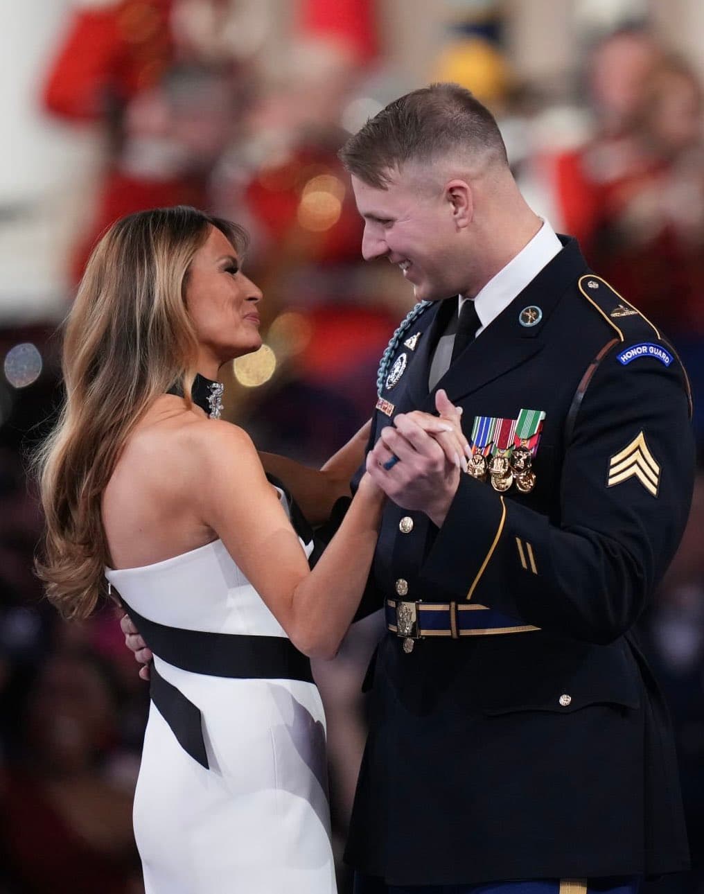 梅蘭妮亞和現役軍人跳舞。（翻攝X@MELANIAJTRUMP ）
