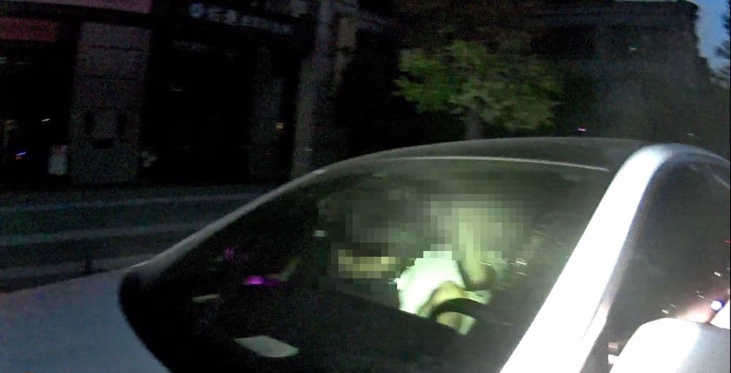警方攔查白色賓士，卻傻眼驚見「男男交疊」的畫面。（翻攝畫面）