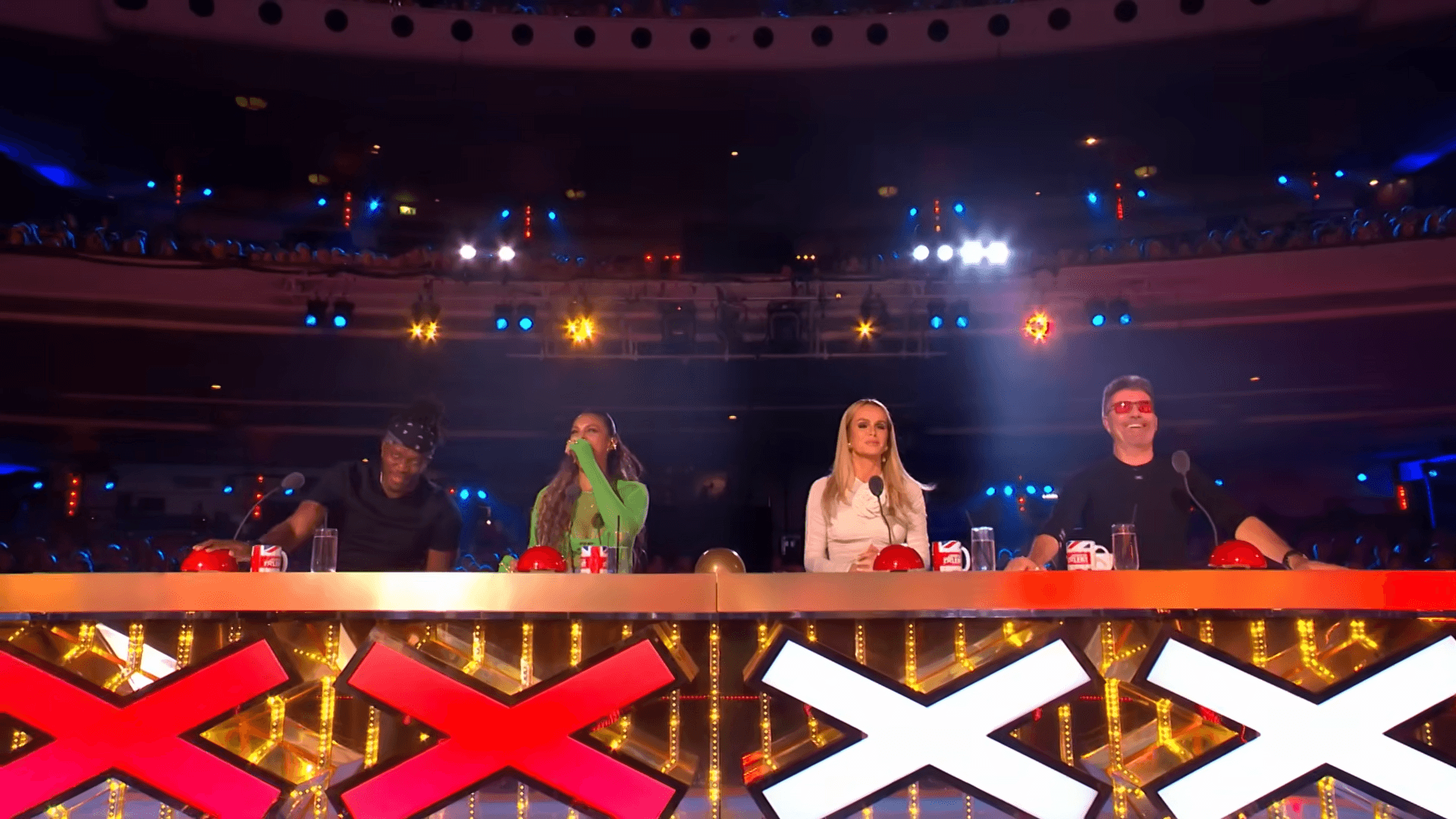 水管阿民在表演過程中拿到2個「X」,差點面臨淘汰。(翻攝自YouTube Britain's Got Talent)