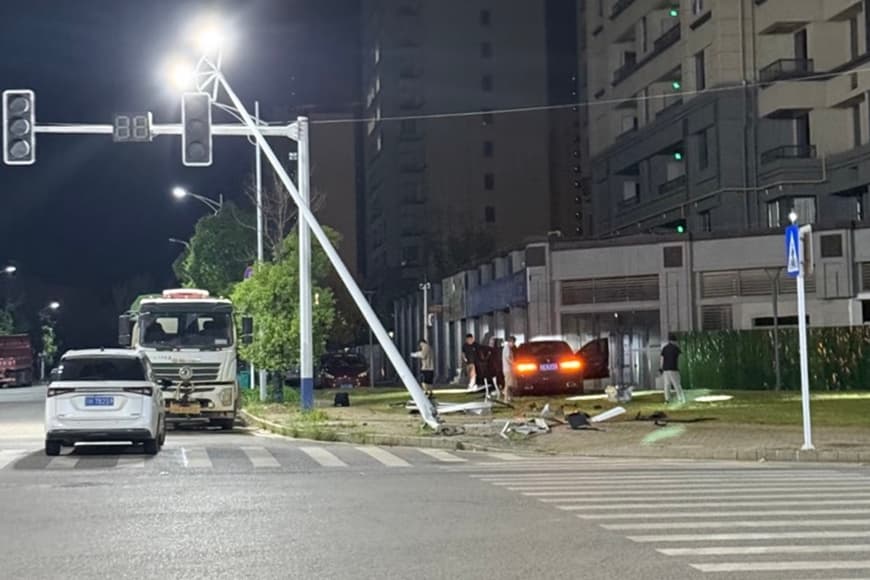 該輛BMW先撞倒兩人，隨後不斷反覆壓過傷者。（翻攝畫面）